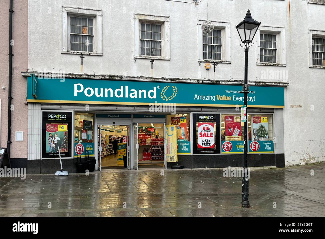 Poundland Store in Castle Square. Haverfordwest, Pembrokeshire, Galles, Regno Unito. 16 dicembre 2024. Foto Stock