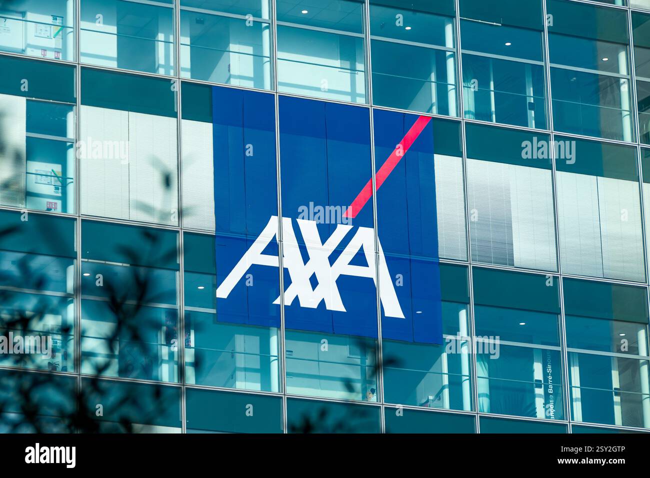 Segno e logo sulla facciata della sede Axa, a Parigi la Defense . AXA è una società di assicurazioni e gestione patrimoniale internazionale francese Foto Stock