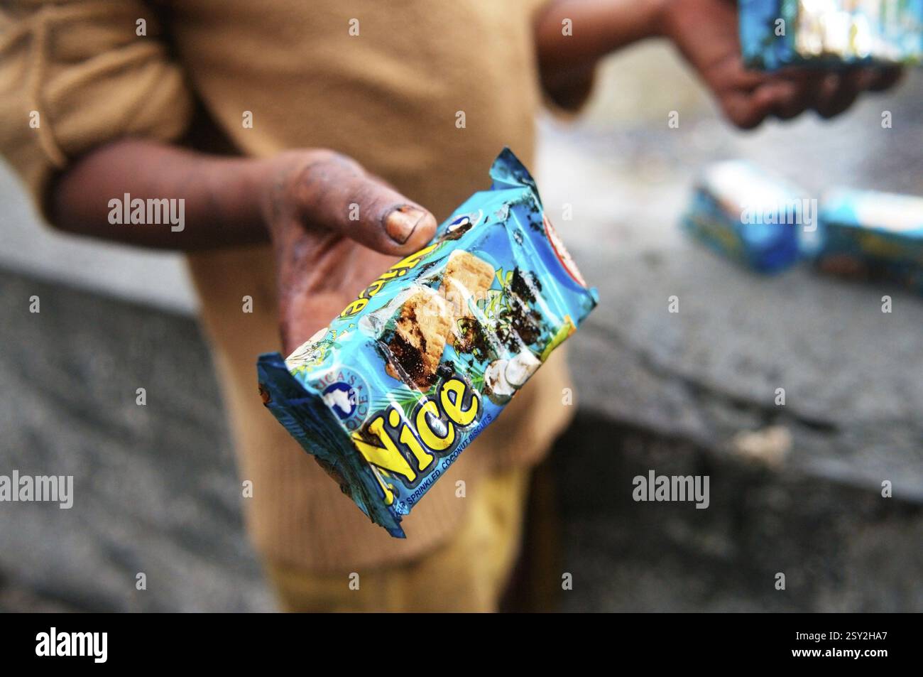 Uomo che mostra l'olio biscotto impregnato di pacchetti a causa di portacontainer chitra collidere in mare Mumbai Bombay Foto Stock