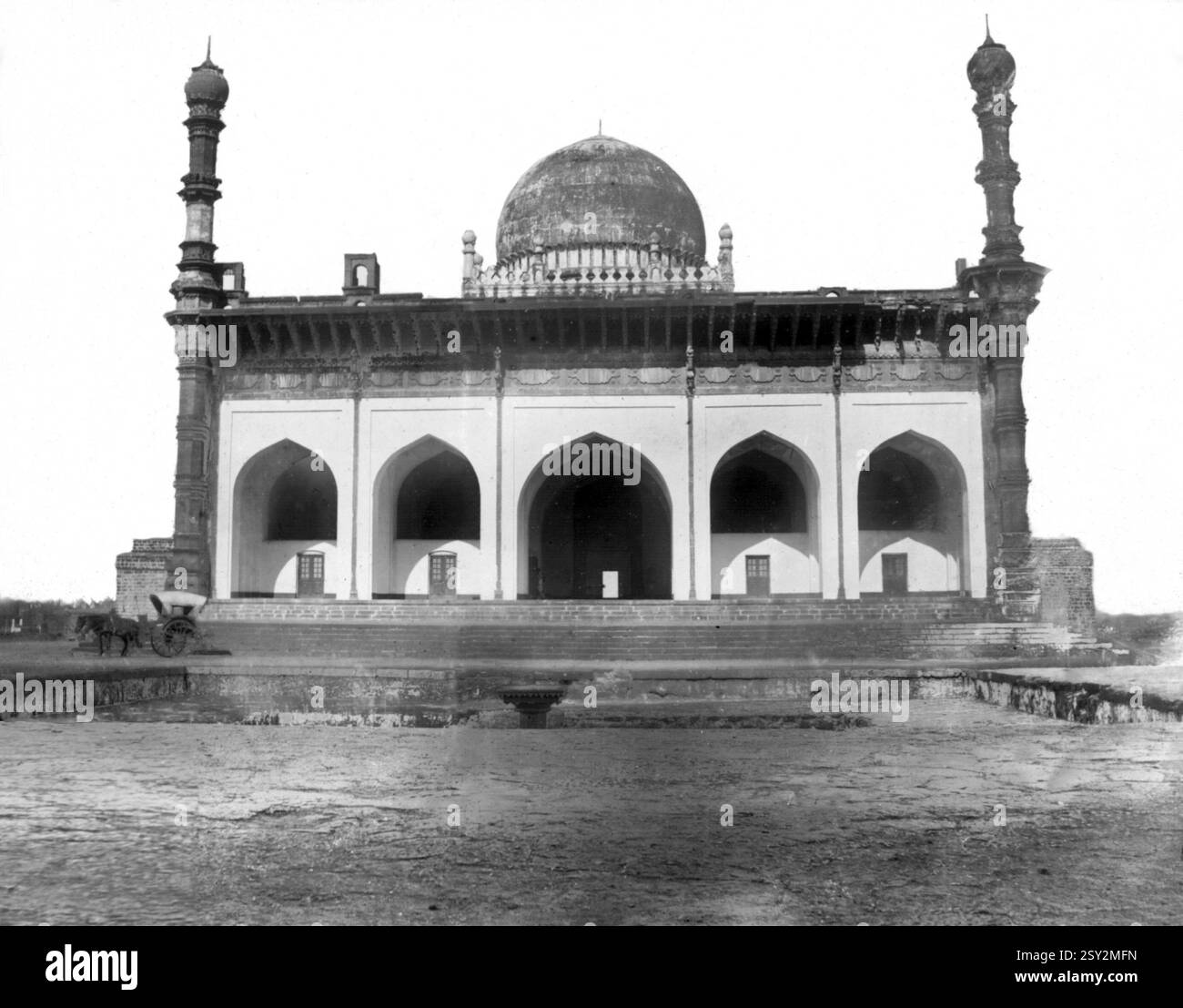 Vecchia lanterna d'epoca di ibrahim roza, bijapur, Karnataka, India, Asia, anni '1900, Asia Foto Stock