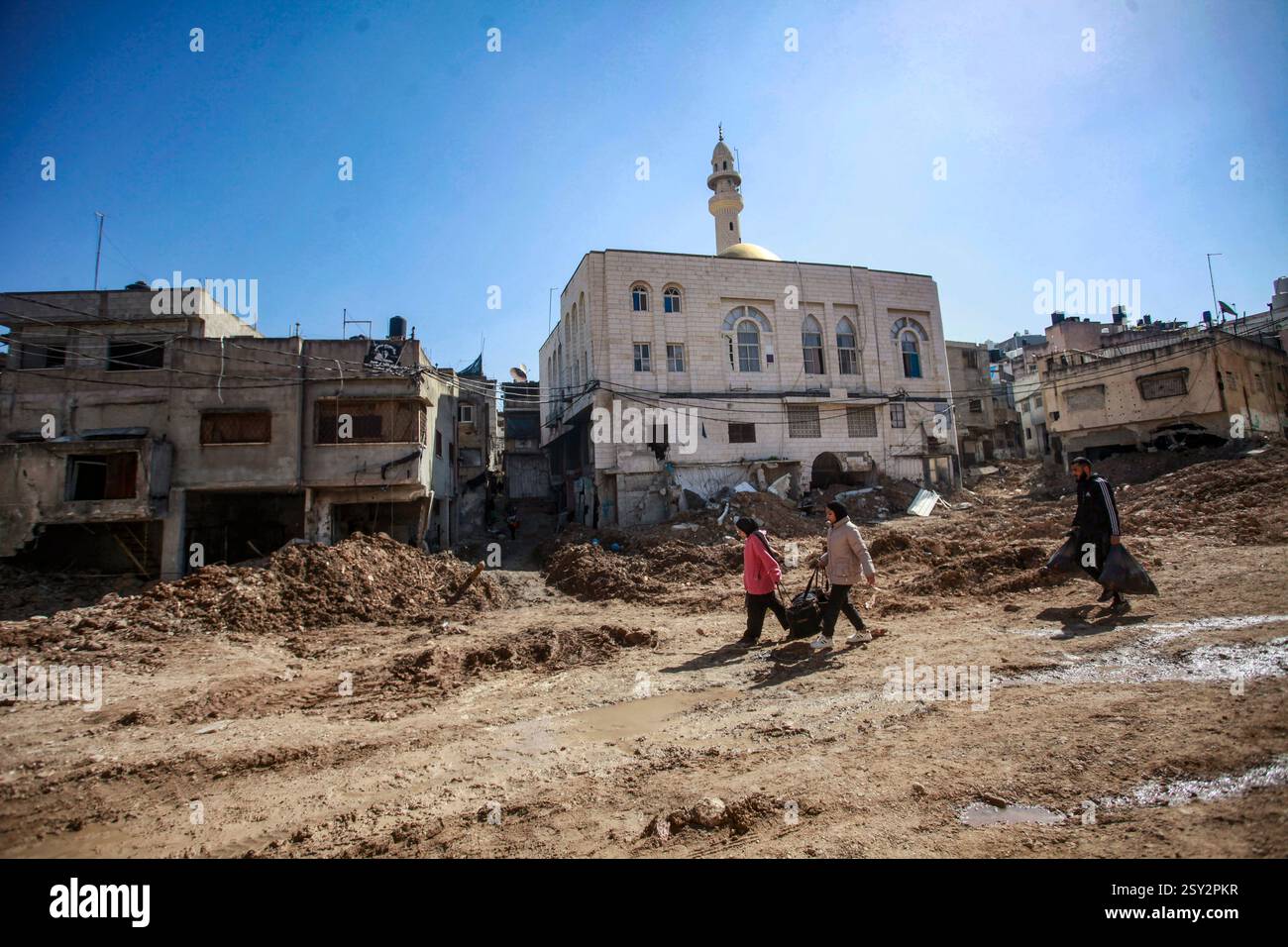 Tulkarm, Palestina. 26 febbraio 2025. Le famiglie palestinesi portano con sé i loro effetti personali, mentre fuggono dal campo profughi di Nour Shams. Le forze israeliane hanno permesso ai residenti di recuperare i loro effetti personali dopo aver emesso avvisi di demolizione per diverse case, nel mezzo di un assalto di settimane in Cisgiordania che ha allontanato circa 30.000 palestinesi dalle loro case all'interno del campo profughi di Nur Shams. Credito: SOPA Images Limited/Alamy Live News Foto Stock