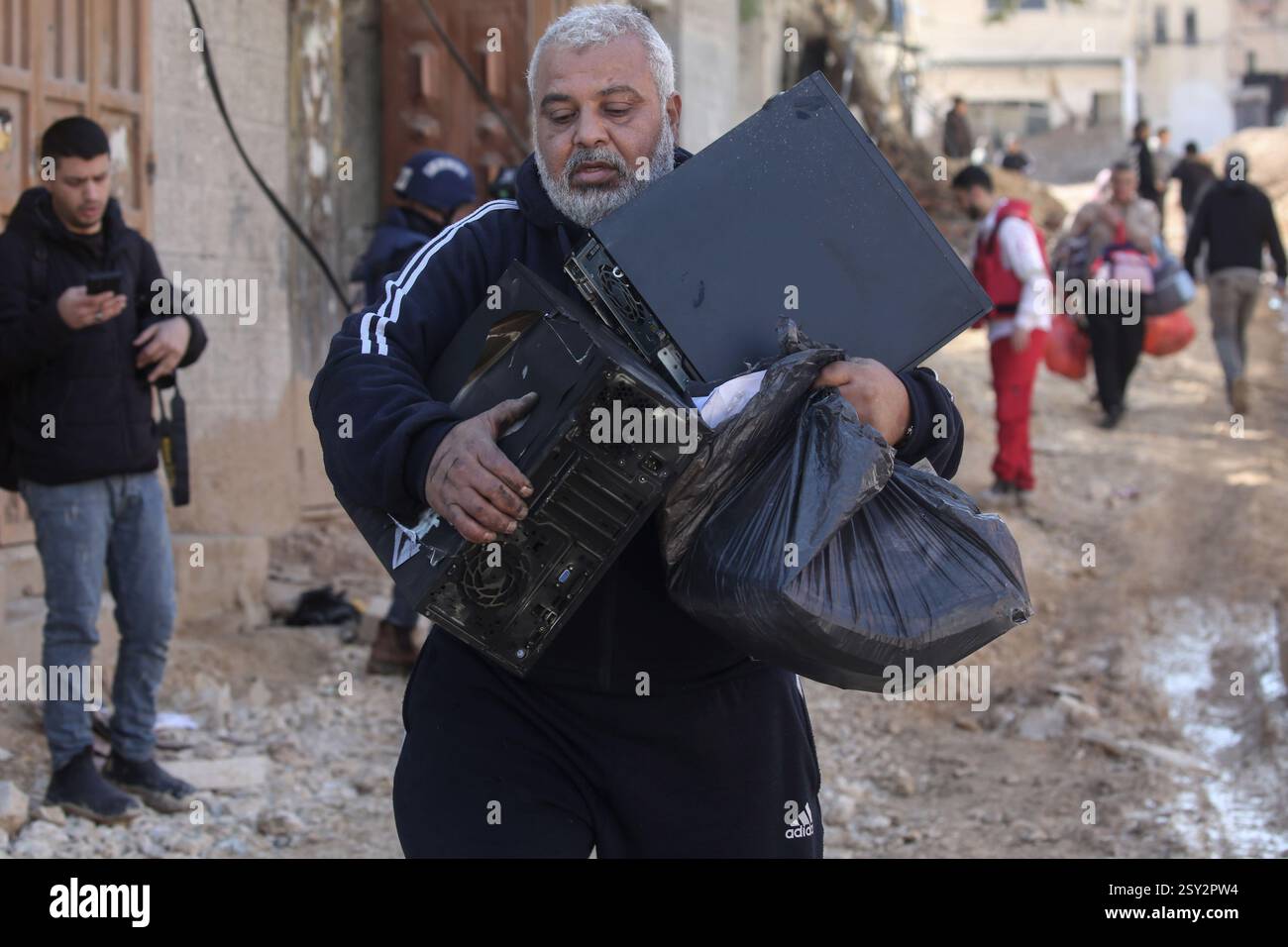 Tulkarm, Palestina. 26 febbraio 2025. Un palestinese porta i suoi effetti personali mentre fugge dal campo profughi di Nour Shams. Le forze israeliane hanno permesso ai residenti di recuperare i loro effetti personali dopo aver emesso avvisi di demolizione per diverse case, nel mezzo di un assalto di settimane in Cisgiordania che ha allontanato circa 30.000 palestinesi dalle loro case all'interno del campo profughi di Nur Shams. Credito: SOPA Images Limited/Alamy Live News Foto Stock