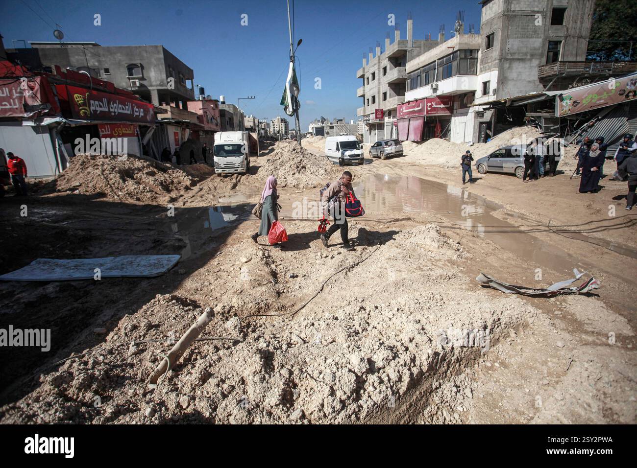 Tulkarm, Palestina. 26 febbraio 2025. Le famiglie palestinesi portano con sé i loro effetti personali, mentre fuggono dal campo profughi di Nour Shams. Le forze israeliane hanno permesso ai residenti di recuperare i loro effetti personali dopo aver emesso avvisi di demolizione per diverse case, nel mezzo di un assalto di settimane in Cisgiordania che ha allontanato circa 30.000 palestinesi dalle loro case all'interno del campo profughi di Nur Shams. Credito: SOPA Images Limited/Alamy Live News Foto Stock