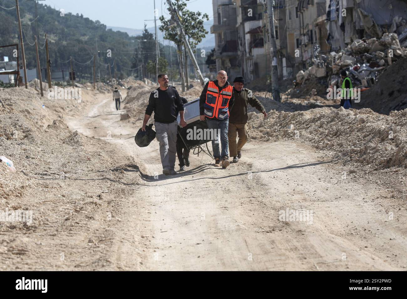 Tulkarm, Palestina. 26 febbraio 2025. Le famiglie palestinesi portano con sé i loro effetti personali, mentre fuggono dal campo profughi di Nour Shams. Le forze israeliane hanno permesso ai residenti di recuperare i loro effetti personali dopo aver emesso avvisi di demolizione per diverse case, nel mezzo di un assalto di settimane in Cisgiordania che ha allontanato circa 30.000 palestinesi dalle loro case all'interno del campo profughi di Nur Shams. Credito: SOPA Images Limited/Alamy Live News Foto Stock