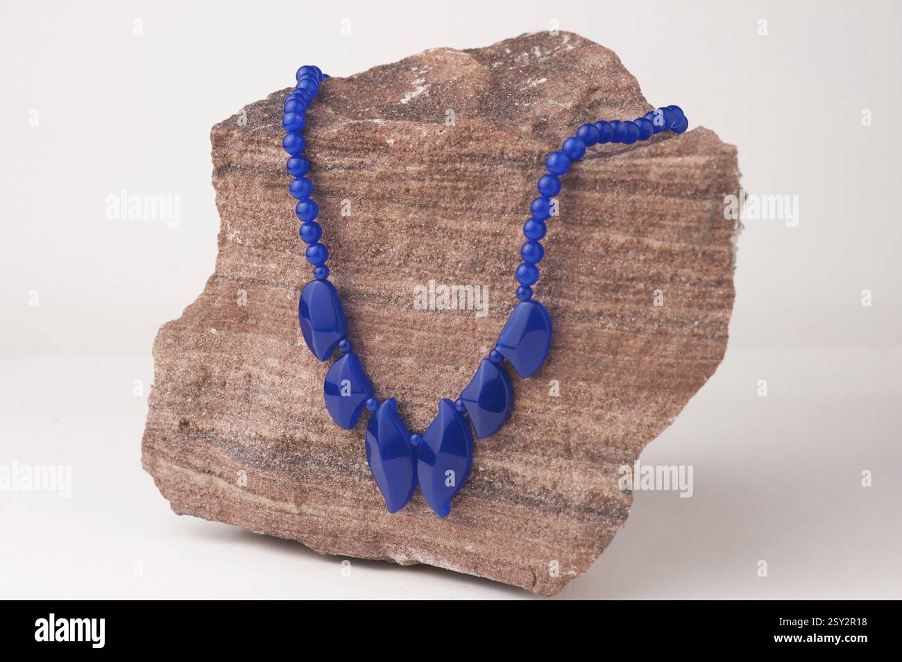 Marina ruvida pietra blu collana, India, Asia Foto Stock