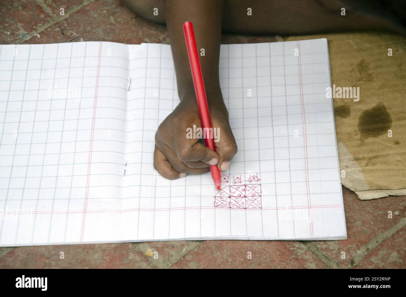 Ragazza che studia sul sentiero a Kolkata Bengala Occidentale India Asia Foto Stock