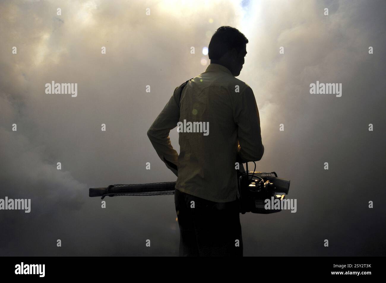 Il lavoratore delle corporazioni municipali usa lo spray per uccidere le zanzare Mumbai India no mr Foto Stock