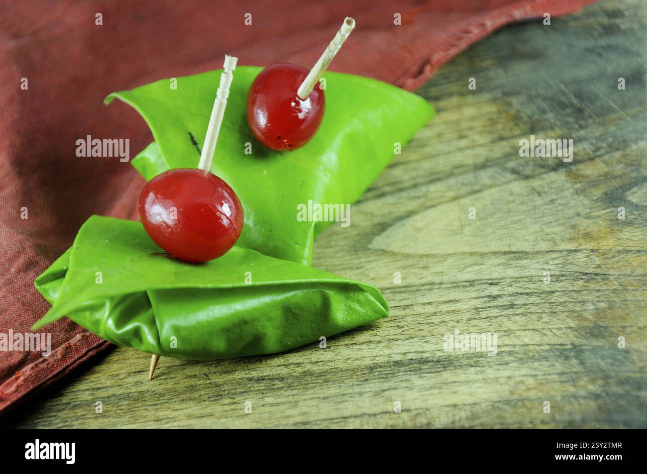 Dolce paan avvolto in foglia di betel, spesso usato come digestivo dopo cena Foto Stock