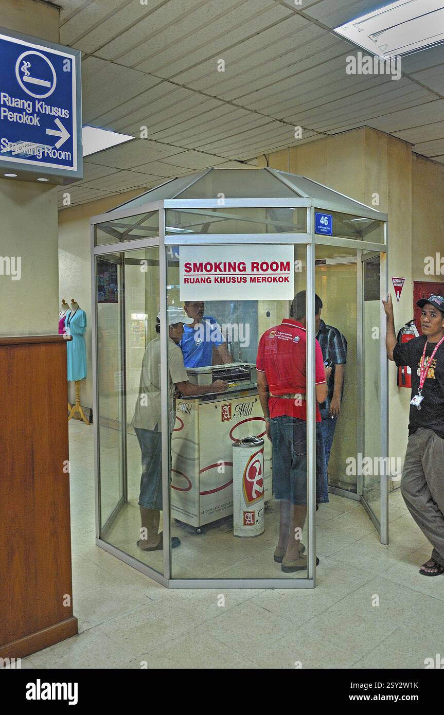 Camera fumatori con gente del posto che fuma, aeroporto, Denpasar, Bali, Indonesia, Asia Foto Stock