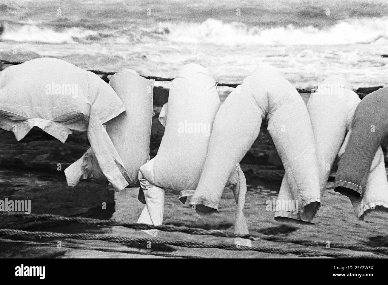 Vento che soffia attraverso i vestiti asciuganti Banganga Mumbai Maharashtra India Asia 1972 Foto Stock