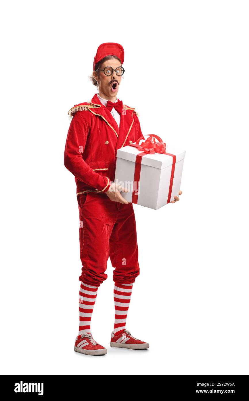 Intrattenitore che trasporta una confezione regalo isolata su sfondo bianco Foto Stock