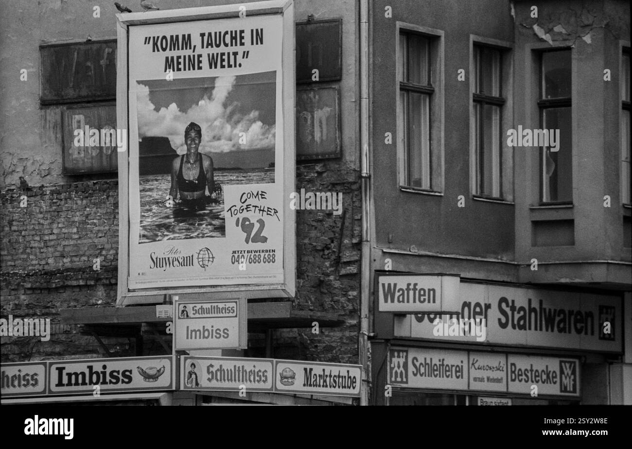 Germania, Berlino, 19.02.1992, pub, snack bar, armi, macinazione, posate, Marktstube, Schultheiss, vieni a tuffarti nel mio mondo, Stuyvesant, in Europa Foto Stock