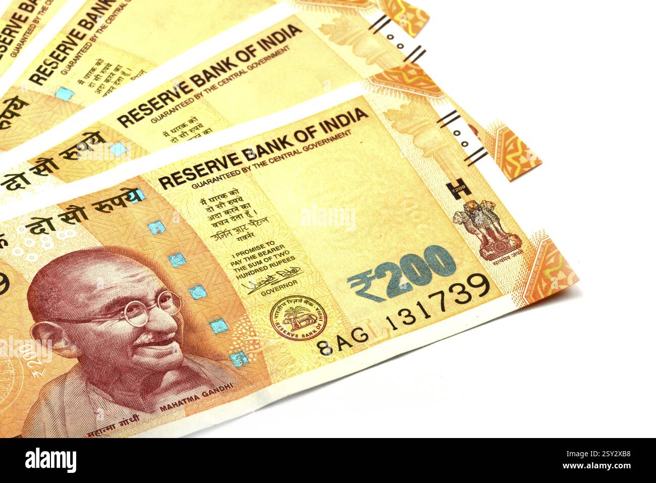 Nuova valuta indiana di 200 rupie nota su sfondo bianco isolato, valuta indiana, rupia, rupia indiana, denaro indiano Foto Stock