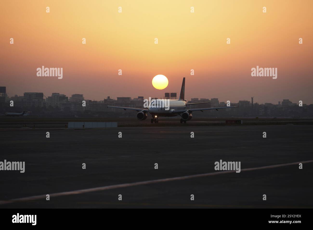 Aereo che decollo al tramonto all'aeroporto di Mumbai Foto Stock
