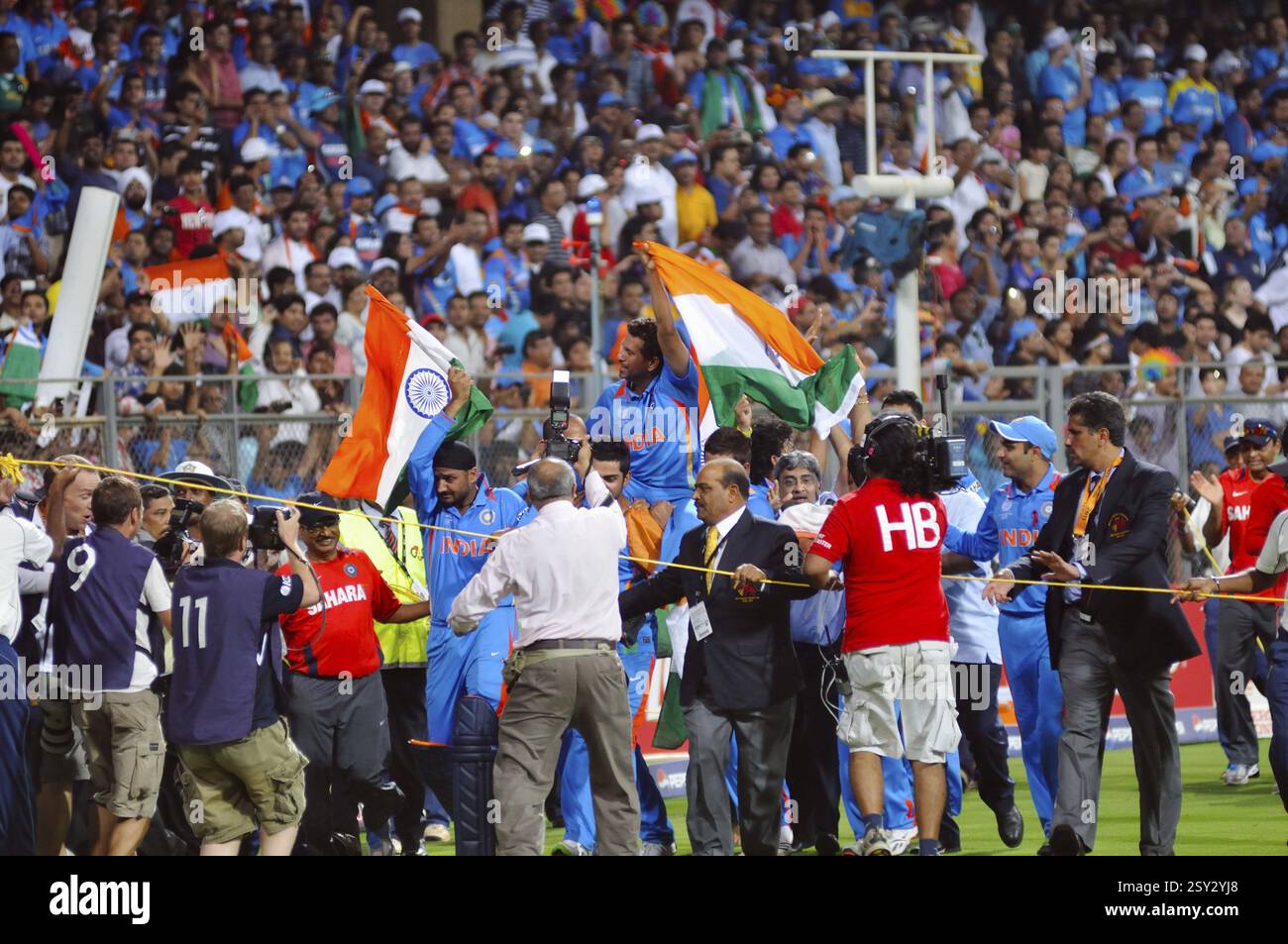Battitore indiano Sachin Tendulkar portati alle spalle i compagni di squadra onde tricolore lo Sri Lanka ha giocato Wankhede Stadium Mumbai Foto Stock