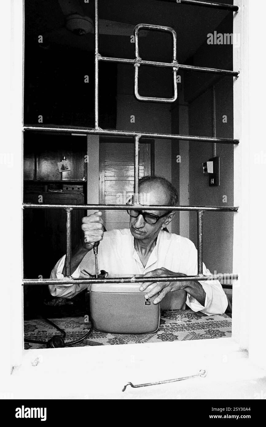 PSI Presidente Limaye riparazione tostapane Pune Maharashtra India Asia 1984 Foto Stock