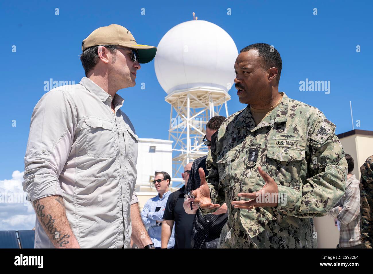 Il Segretario alla difesa Pete Hegseth incontra il Comandante del comando Sud degli Stati Uniti, Alvin Holsey, durante la sua visita alla Naval Station Guantanamo Bay, Cuba, 25 febbraio 2025. (Foto del DoD del sottufficiale della Marina degli Stati Uniti Alexander C. Kubitza) Foto Stock