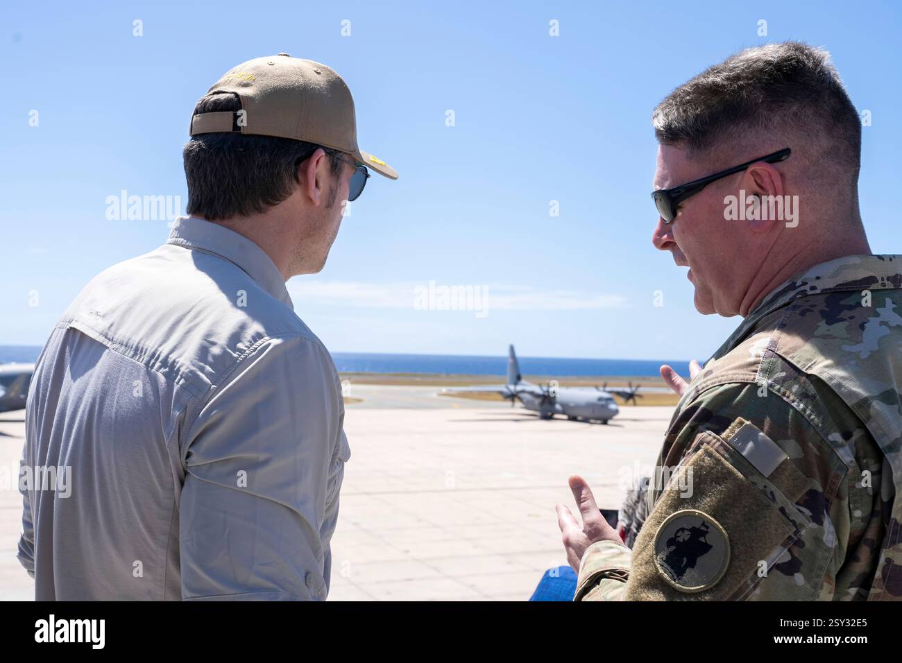 Il Segretario alla difesa Pete Hegseth incontra il Comandante generale dell'Esercito Sud degli Stati Uniti (ARSOUTH) e il Comandante generale della Joint Task Force-Southern Guard (JTF-SG) maggiore Phil J. Ryan come stranieri illegali arrivano in un C-17 Globemaster III alla Naval Station Guantanamo Bay, Cuba, 25 febbraio 2025. (Foto del DoD del sottufficiale della Marina degli Stati Uniti Alexander C. Kubitza) Foto Stock