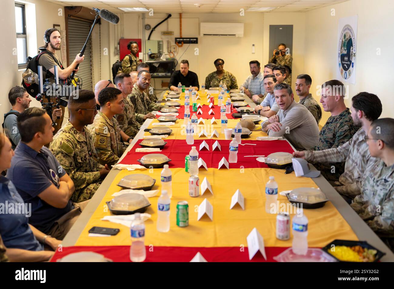 Il segretario alla difesa Pete Hegseth si impegna con le truppe assegnate alla stazione navale di Guantanamo Bay, Joint Task Force-Southern Guard, 6th Marine Regiment, Joint Task Force-Guantanamo, Navy Mobile Construction Battalion e 821st Contattacency Response durante la sua visita alla stazione navale di Guantanamo Bay, Cuba, 25 febbraio 2025. (Foto del DoD del sottufficiale della Marina degli Stati Uniti Alexander C. Kubitza) Foto Stock