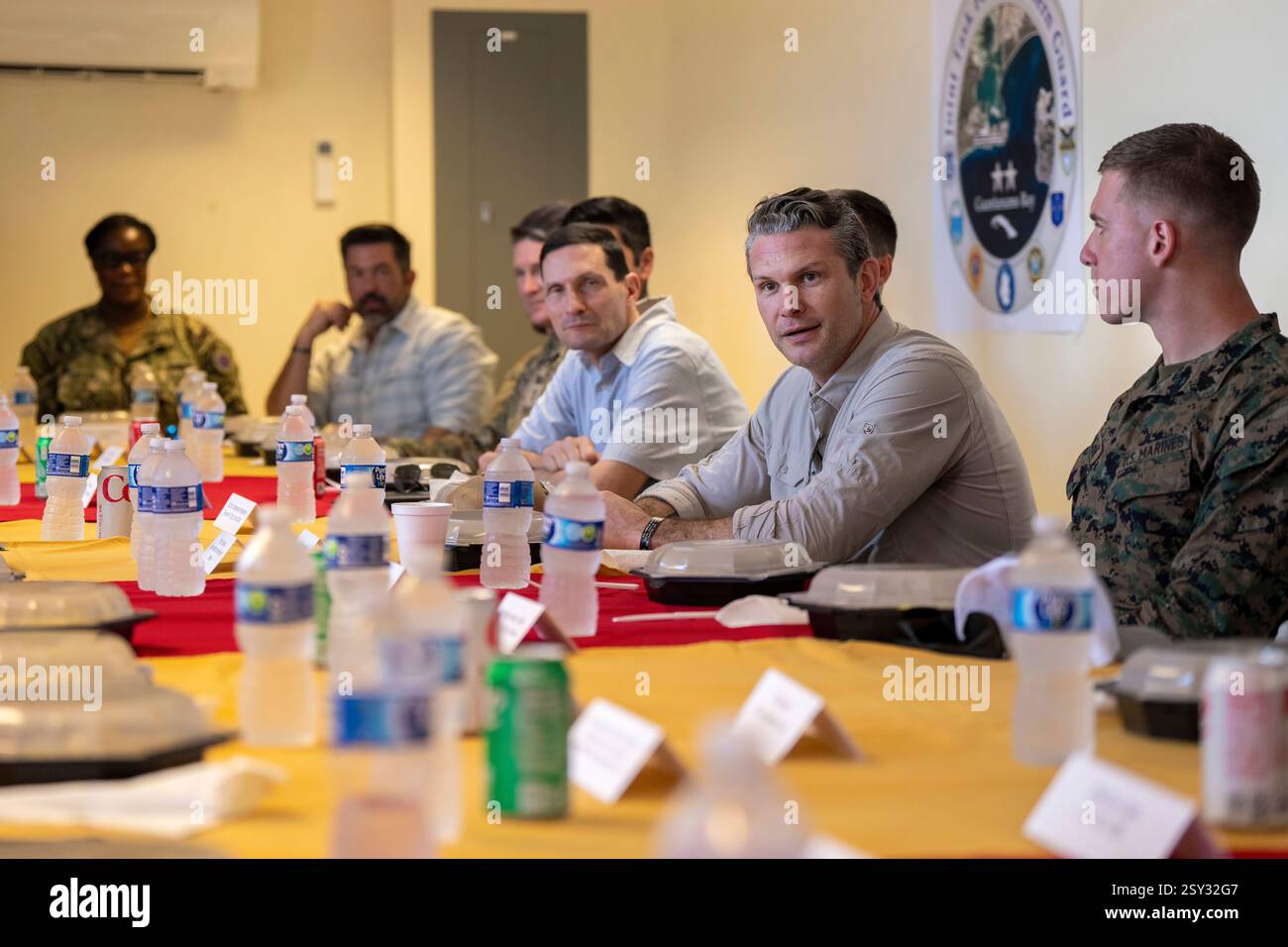 Il segretario alla difesa Pete Hegseth si impegna con le truppe assegnate alla stazione navale di Guantanamo Bay, Joint Task Force-Southern Guard, 6th Marine Regiment, Joint Task Force-Guantanamo, Navy Mobile Construction Battalion e 821st Contattacency Response durante la sua visita alla stazione navale di Guantanamo Bay, Cuba, 25 febbraio 2025. (Foto del DoD del sottufficiale della Marina degli Stati Uniti Alexander C. Kubitza) Foto Stock