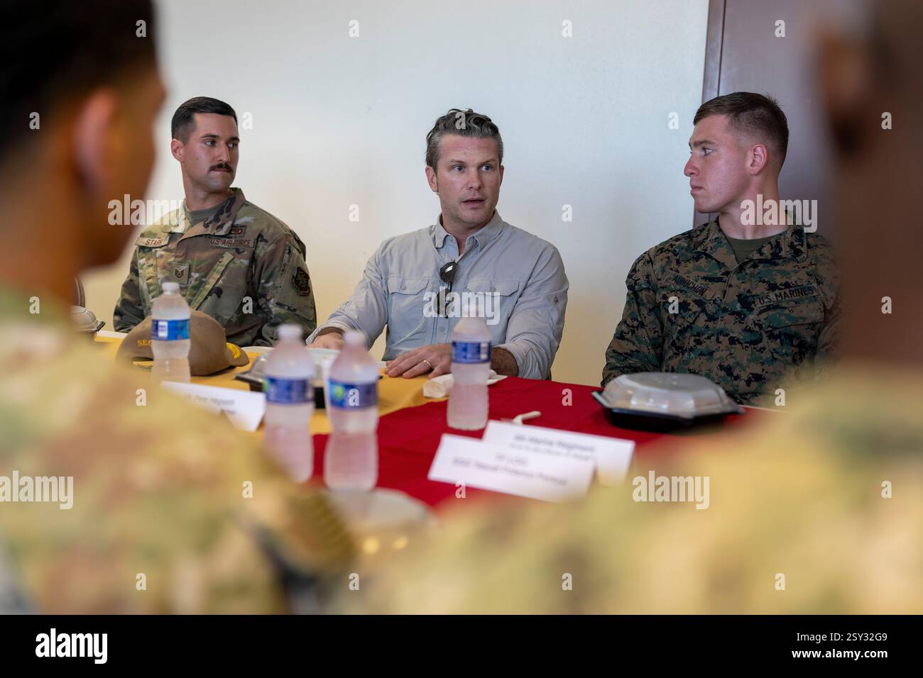 Il segretario alla difesa Pete Hegseth si impegna con le truppe assegnate alla stazione navale di Guantanamo Bay, Joint Task Force-Southern Guard, 6th Marine Regiment, Joint Task Force-Guantanamo, Navy Mobile Construction Battalion e 821st Contattacency Response durante la sua visita alla stazione navale di Guantanamo Bay, Cuba, 25 febbraio 2025. (Foto del DoD del sottufficiale della Marina degli Stati Uniti Alexander C. Kubitza) Foto Stock