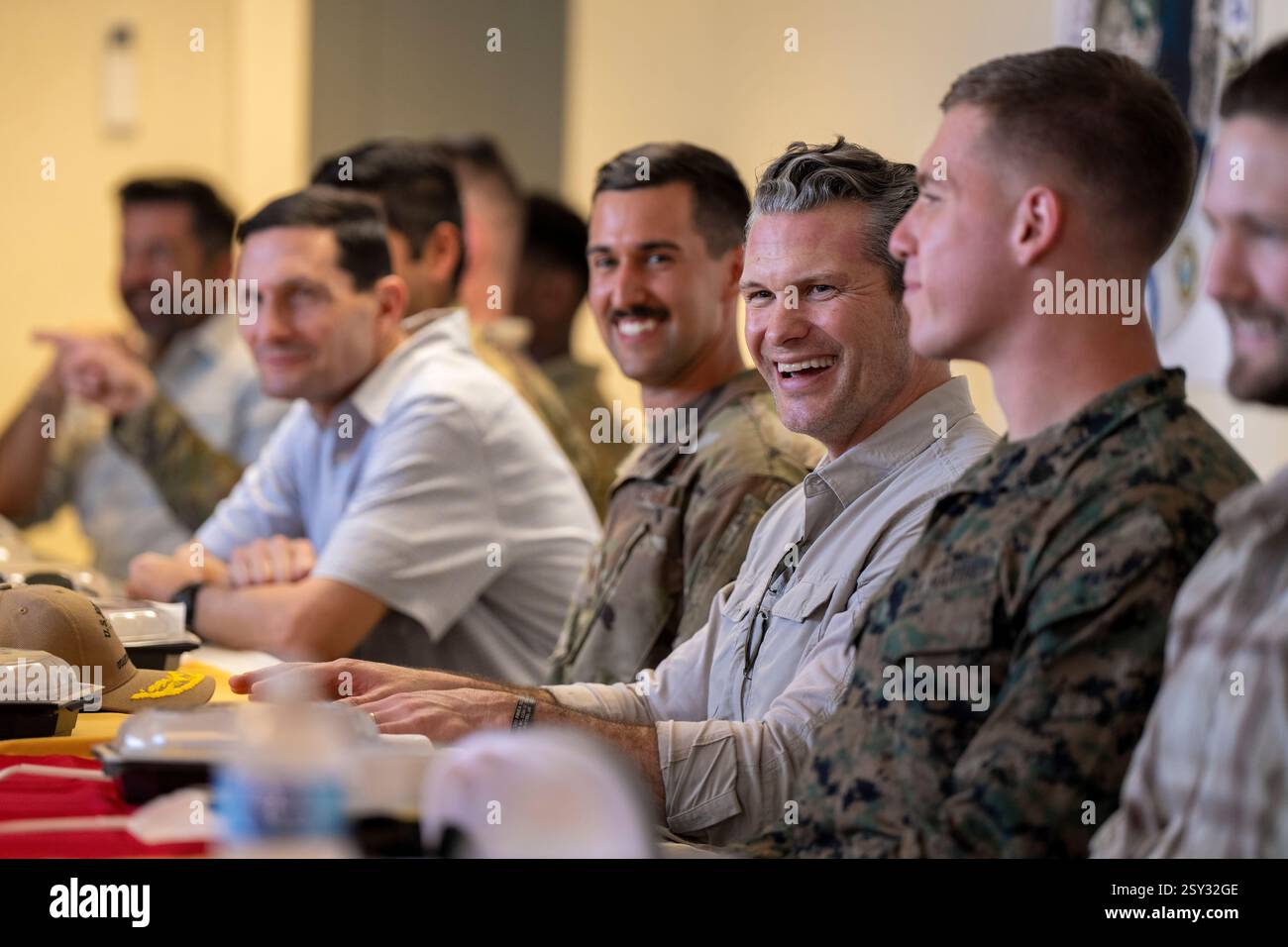 Il segretario alla difesa Pete Hegseth si impegna con le truppe assegnate alla stazione navale di Guantanamo Bay, Joint Task Force-Southern Guard, 6th Marine Regiment, Joint Task Force-Guantanamo, Navy Mobile Construction Battalion e 821st Contattacency Response durante la sua visita alla stazione navale di Guantanamo Bay, Cuba, 25 febbraio 2025. (Foto del DoD del sottufficiale della Marina degli Stati Uniti Alexander C. Kubitza) Foto Stock