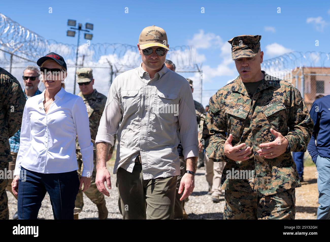 Il segretario alla difesa Pete Hegseth visita la base navale di Guantanamo Bay Migrant Operations Center Facility insieme al 6th Marine Regiment Commanding Officer, colonnello Neil Berry e Fox News ospitano Laura Ingraham durante la sua visita alla stazione navale di Guantanamo Bay, Cuba, 25 febbraio 2025. (Foto del DoD del sottufficiale della Marina degli Stati Uniti Alexander C. Kubitza) Foto Stock