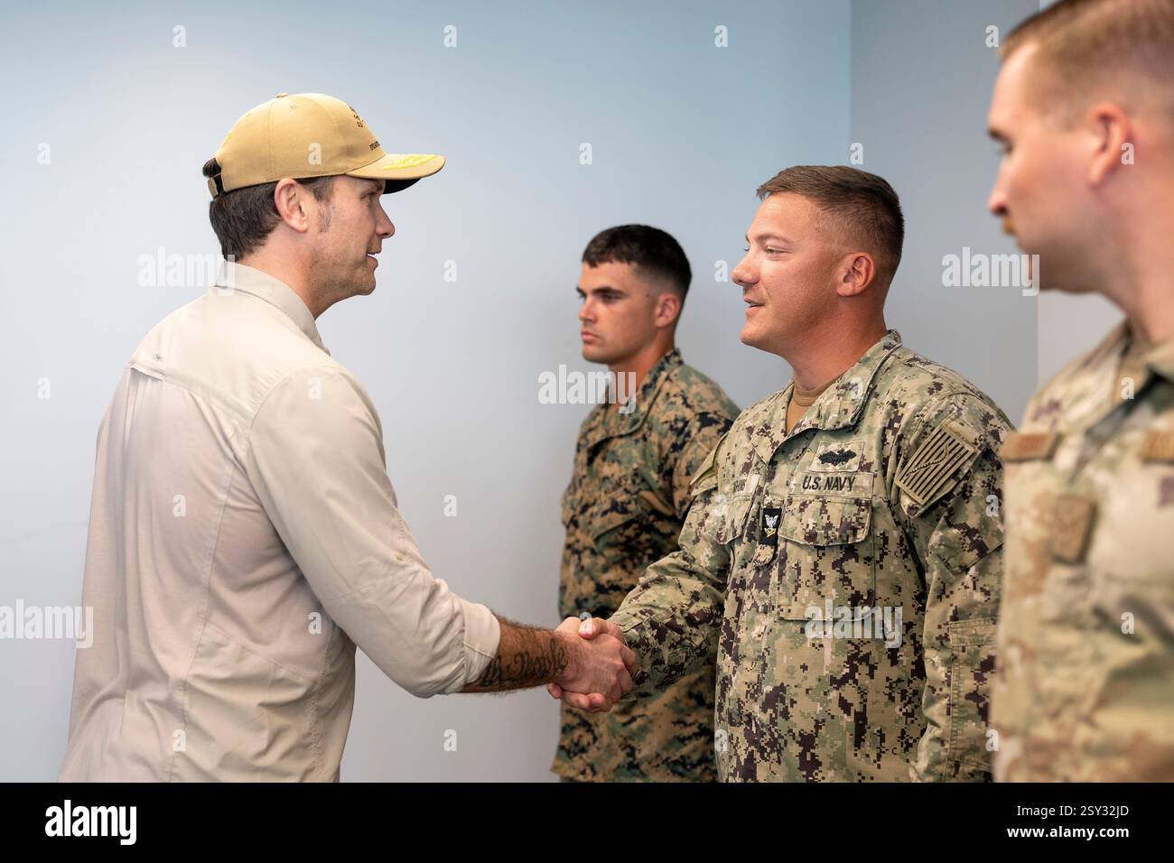 Il segretario alla difesa Pete Hegseth assegna monete alle truppe assegnate alla stazione navale di Guantanamo Bay, Joint Task Force-Southern Guard, 6th Marine Regiment, Joint Task Force-Guantanamo, Navy Mobile Construction Battalion e 821st Contattacency Response durante la sua visita alla stazione navale di Guantanamo Bay, Cuba, 25 febbraio 2025. (Foto del DoD del sottufficiale della Marina degli Stati Uniti Alexander C. Kubitza) Foto Stock