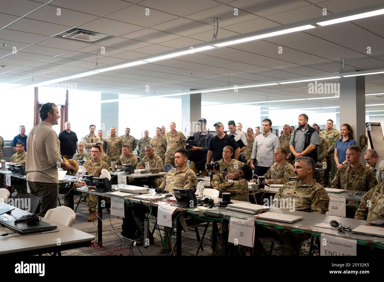 Il Segretario alla difesa Pete Hegseth si impegna con le truppe assegnate alla Joint Task Force-Southern Guard durante la sua visita alla stazione navale di Guantanamo Bay, Cuba, 25 febbraio 2025. (Foto del DoD del sottufficiale della Marina degli Stati Uniti Alexander C. Kubitza) Foto Stock