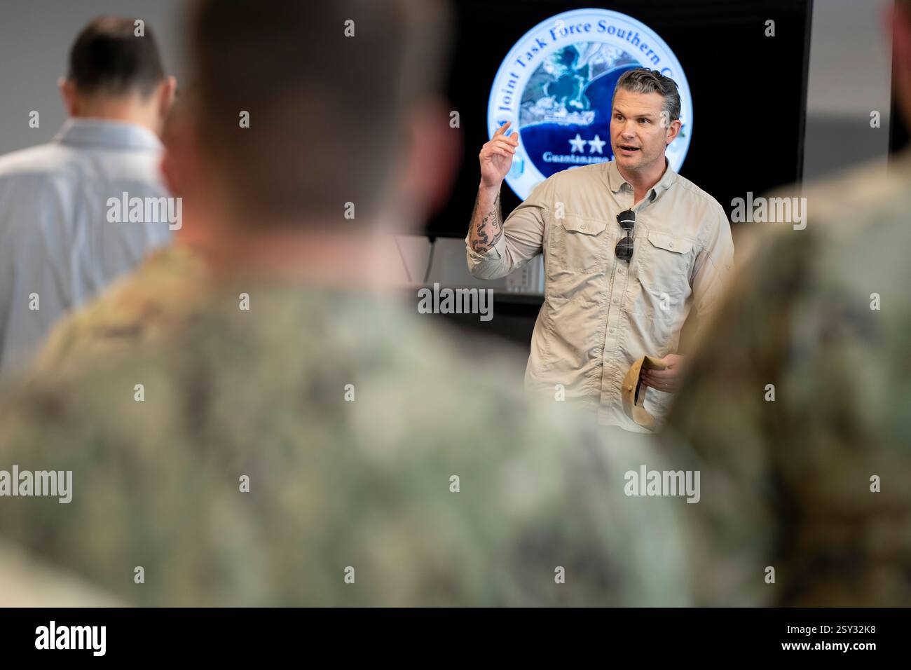 Il Segretario alla difesa Pete Hegseth si impegna con le truppe assegnate alla Joint Task Force-Southern Guard durante la sua visita alla stazione navale di Guantanamo Bay, Cuba, 25 febbraio 2025. (Foto del DoD del sottufficiale della Marina degli Stati Uniti Alexander C. Kubitza) Foto Stock