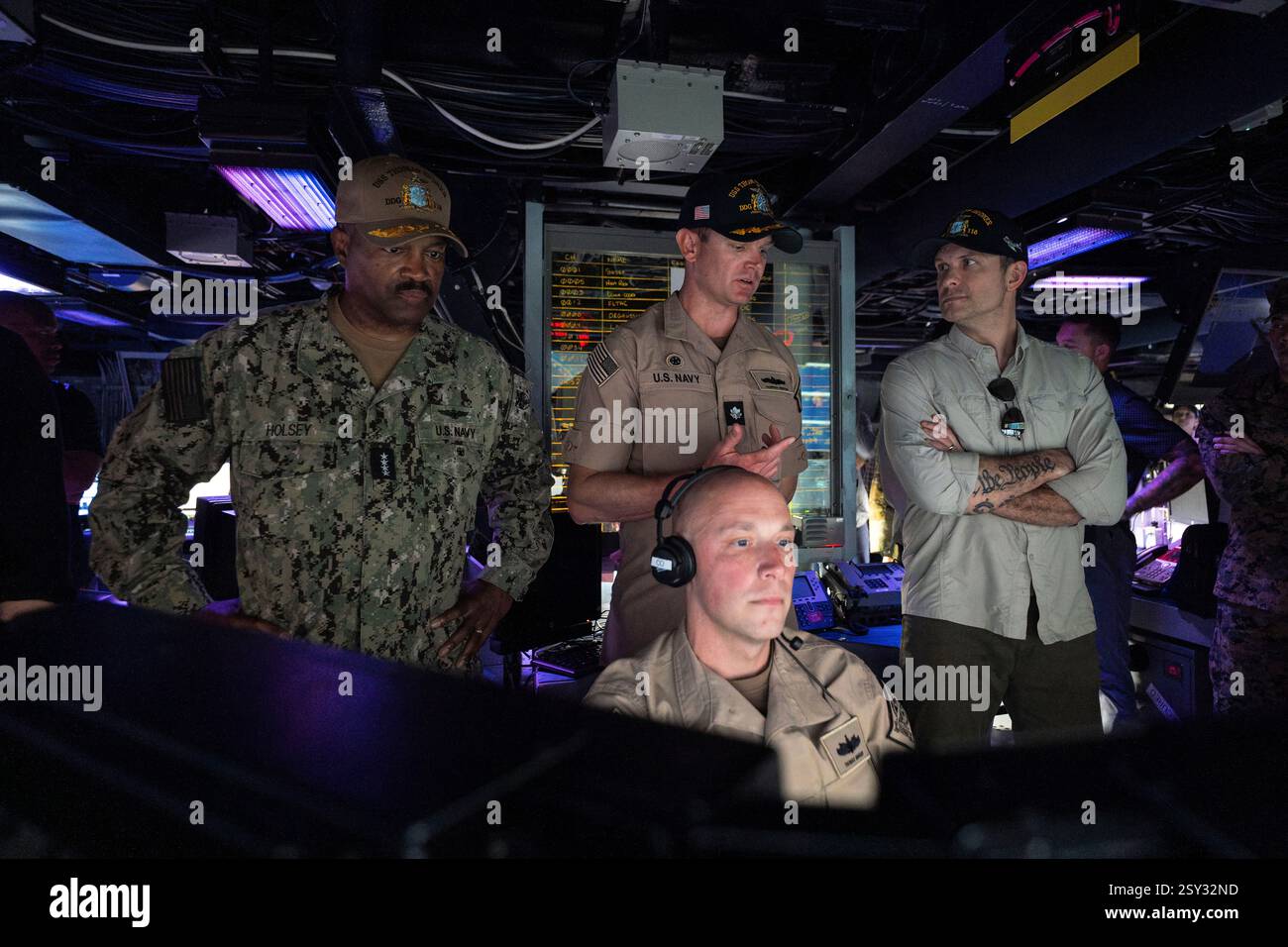 Il segretario alla difesa Pete Hegseth fa visita al cacciatorpediniere missilistico guidato classe Arleigh Burke USS Hudner (DDG 116) insieme al comandante del comando meridionale degli Stati Uniti Adm. Alvin Holsey durante la sua visita alla stazione navale di Guantanamo Bay, Cuba, 25 febbraio 2025. (Foto del DoD del sottufficiale della Marina degli Stati Uniti Alexander C. Kubitza) Foto Stock