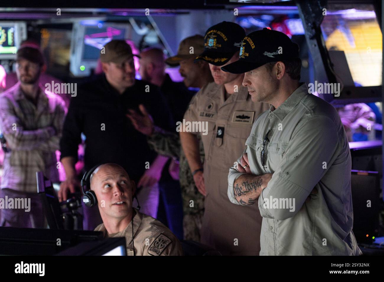 Il segretario alla difesa Pete Hegseth visita il cacciatorpediniere missilistico guidato classe Arleigh Burke USS Hudner (DDG 116) durante la sua visita alla stazione navale di Guantanamo Bay, Cuba, 25 febbraio 2025. (Foto del DoD del sottufficiale della Marina degli Stati Uniti Alexander C. Kubitza) Foto Stock