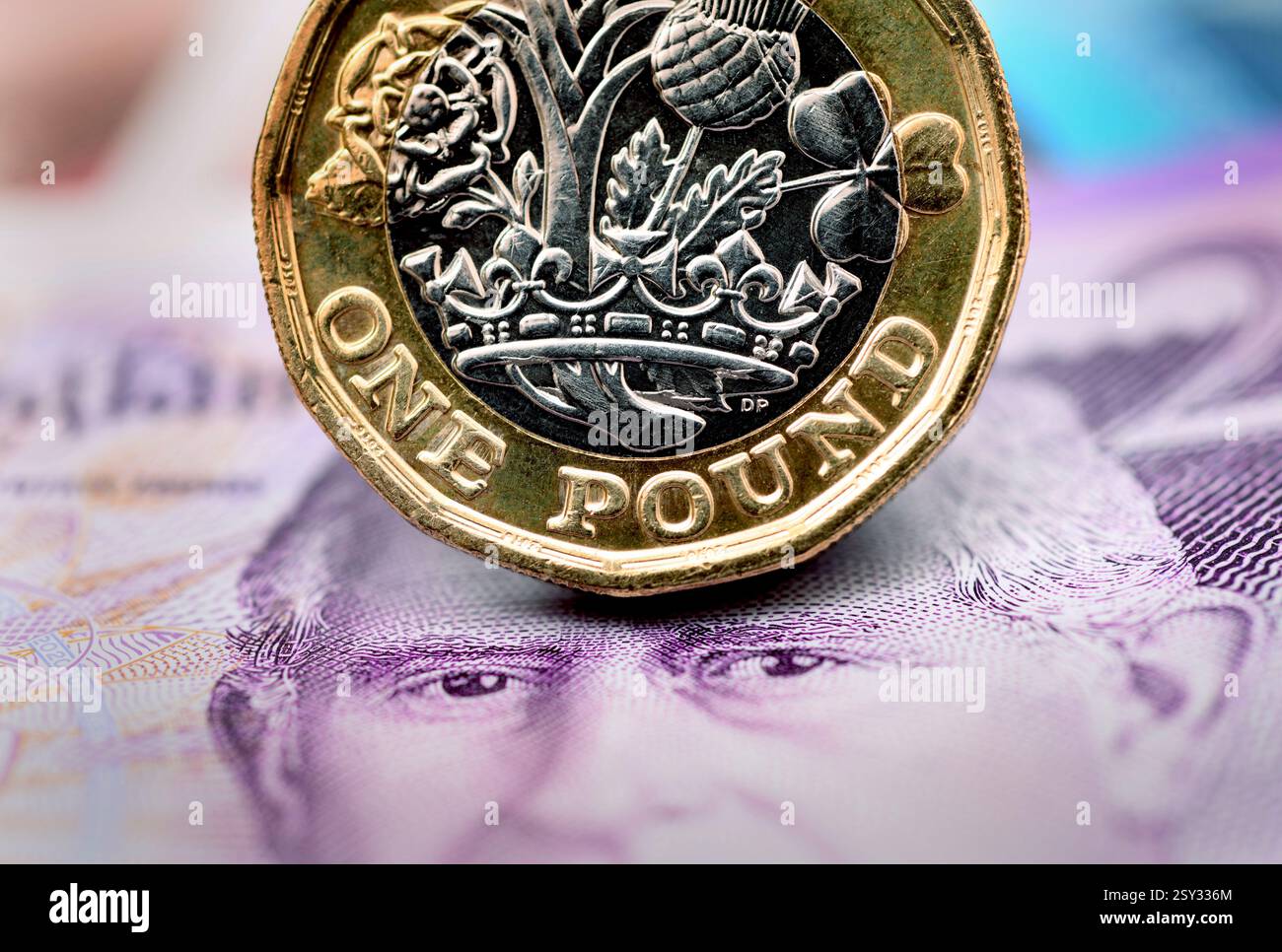 MONETA BRITANNICA DA UNA STERLINA CON BANCONOTE BRITANNICHE RI MUTUI PENSIONI DI RISPARMIO TASSI DI INTERESSE ETC UK Foto Stock