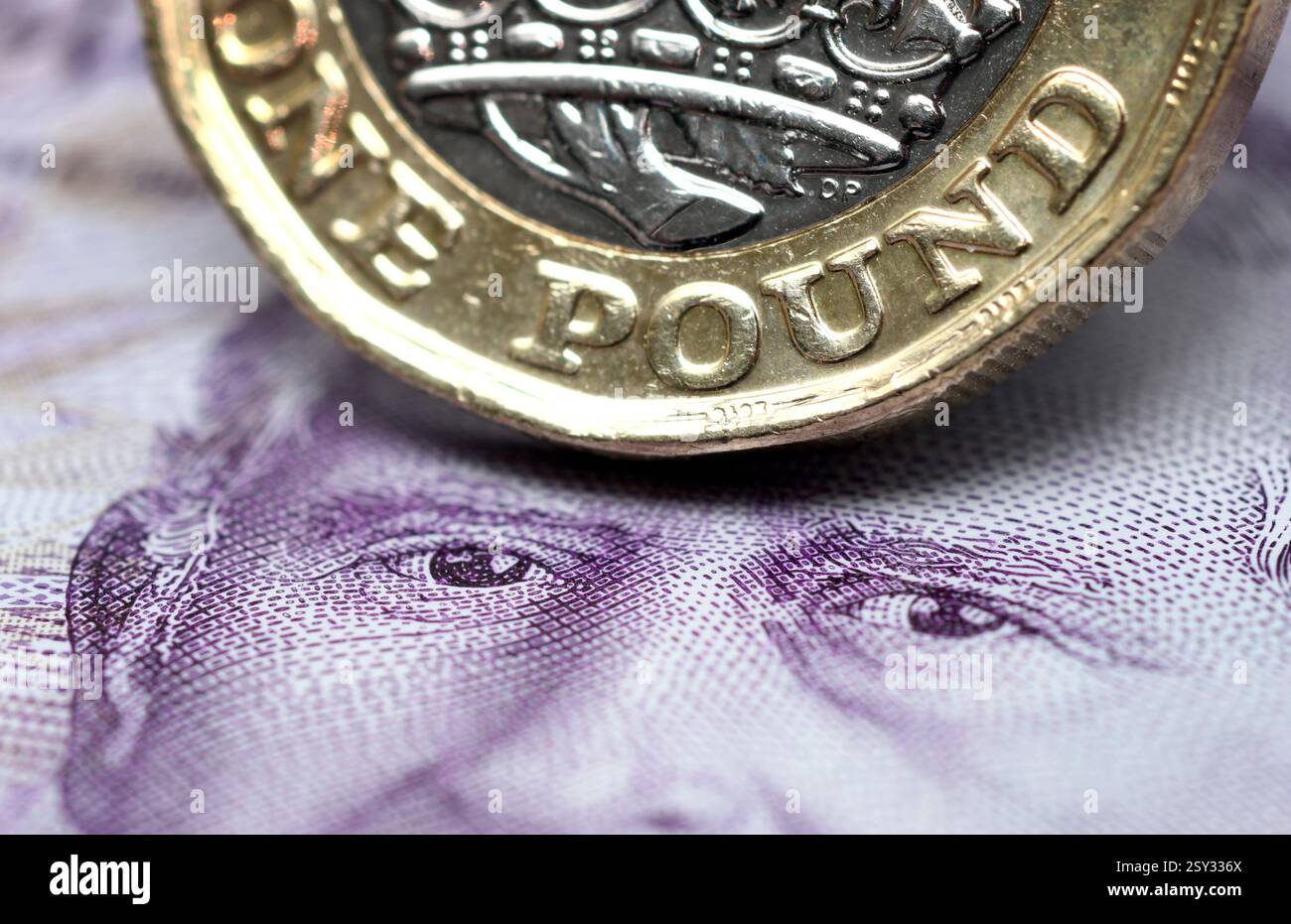 MONETA BRITANNICA DA UNA STERLINA CON BANCONOTE BRITANNICHE RI MUTUI PENSIONI DI RISPARMIO TASSI DI INTERESSE ETC UK Foto Stock