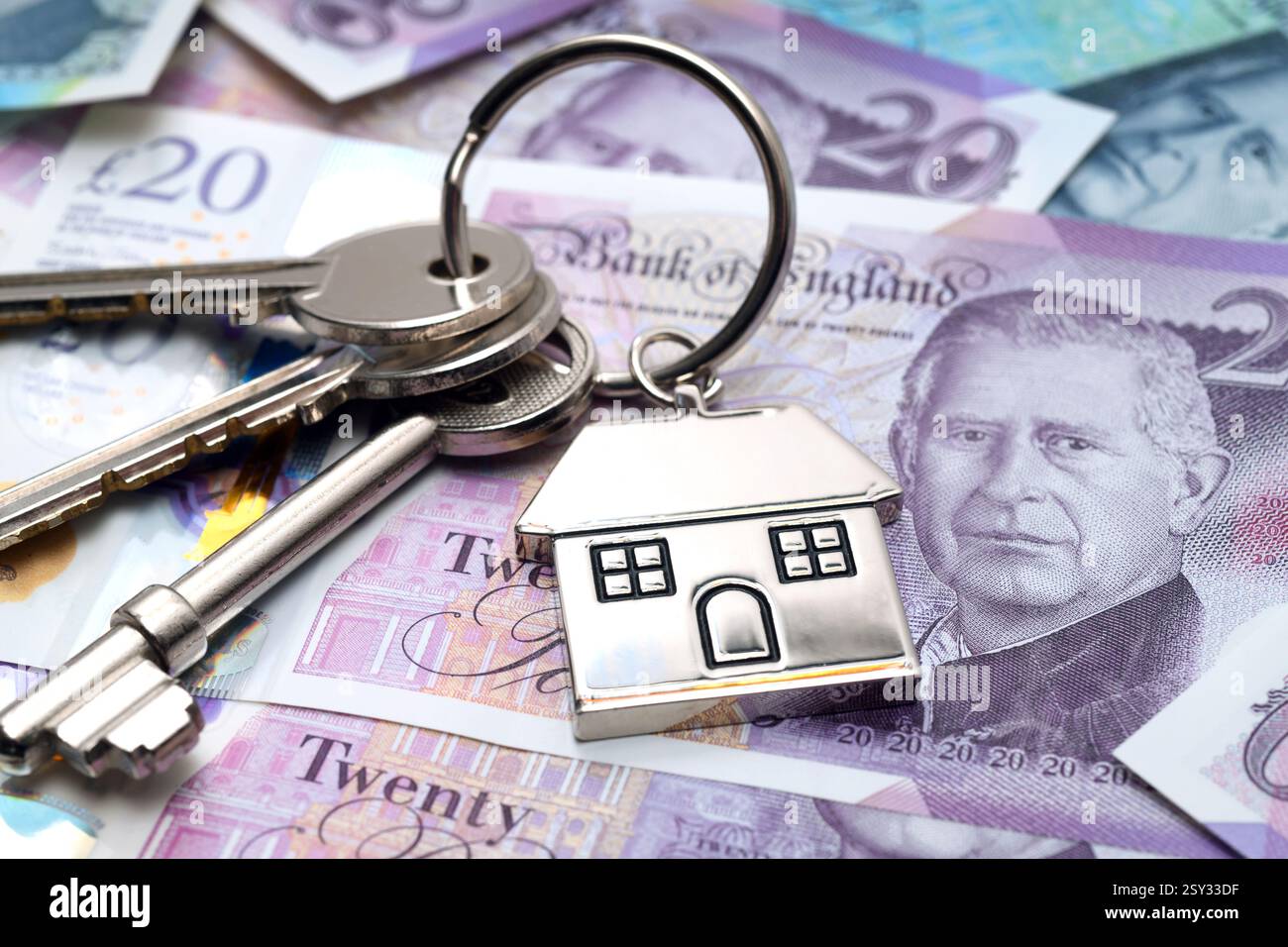 CHIAVI DI CASA E PORTACHIAVI CON BANCONOTE BRITANNICHE RI MUTUI PENSIONI DI RISPARMIO TASSI DI INTERESSE ACQUIRENTI DOMICILIARI ETC UK Foto Stock