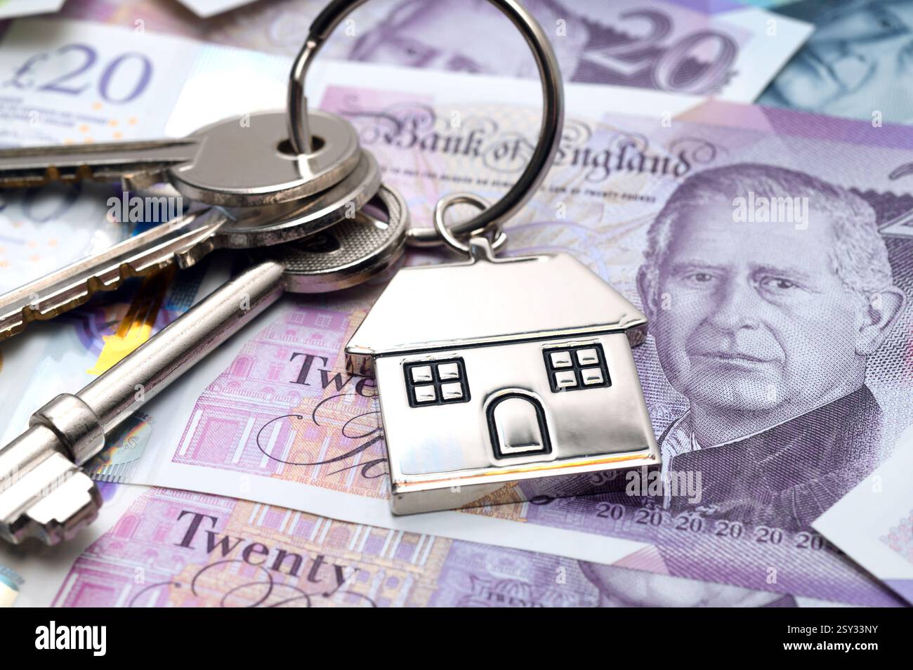 CHIAVI DI CASA E PORTACHIAVI CON BANCONOTE BRITANNICHE RI MUTUI PENSIONI DI RISPARMIO TASSI DI INTERESSE ACQUIRENTI DOMICILIARI ETC UK Foto Stock