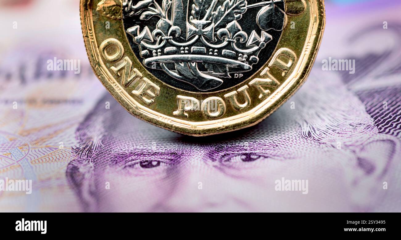 MONETA BRITANNICA DA UNA STERLINA CON BANCONOTE BRITANNICHE RI MUTUI PENSIONI DI RISPARMIO TASSI DI INTERESSE ETC UK Foto Stock