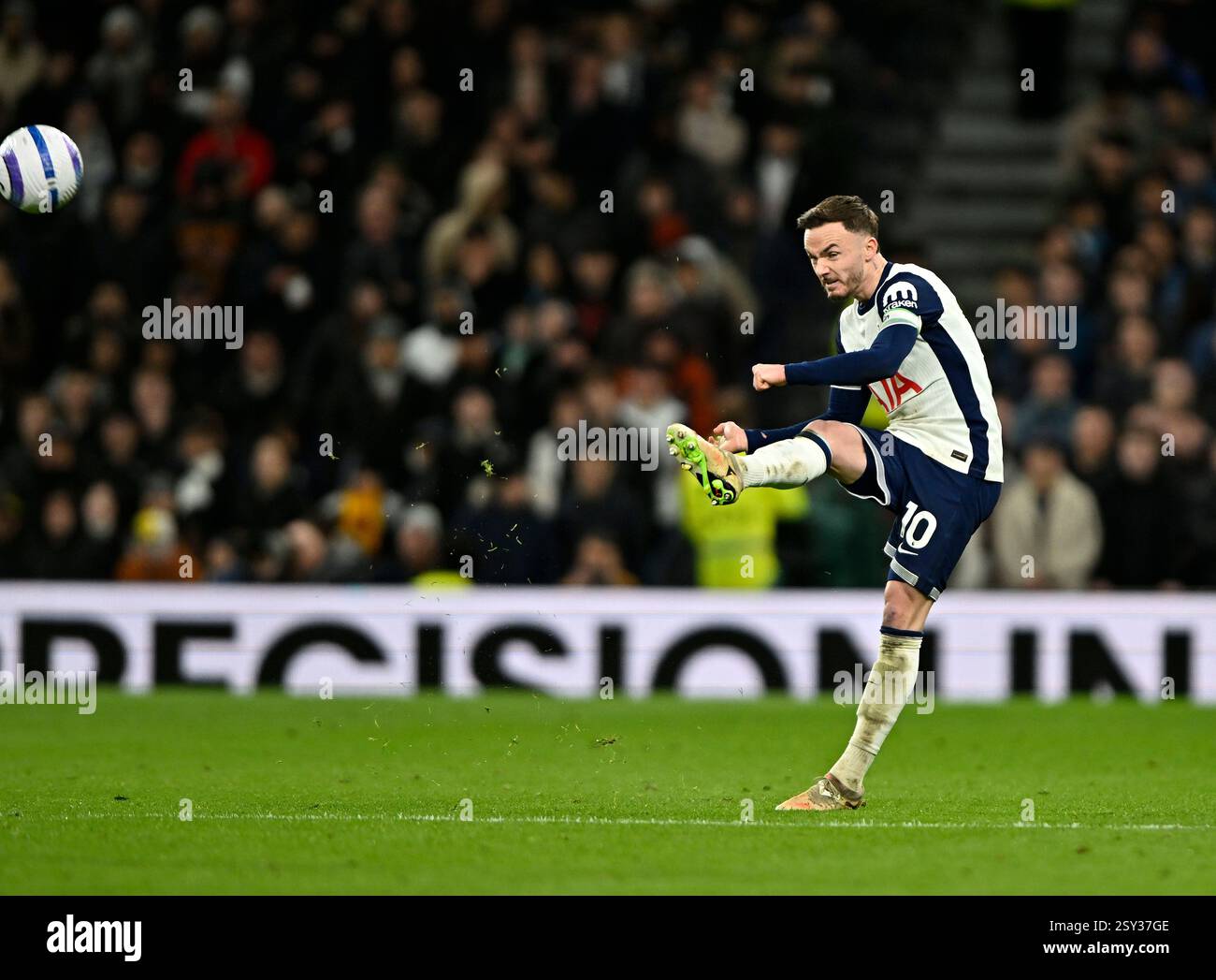 Londra, Regno Unito. 26 febbraio 2025. James Maddison (Spurs) durante la partita di Premier League del Tottenham Hotspur V Manchester City Barclays al Tottenham Hotspur Stadium di Londra. Questa immagine è SOLO per USO EDITORIALE. Licenza richiesta da Football DataCo per qualsiasi altro utilizzo. Crediti: MARTIN DALTON/Alamy Live News Foto Stock