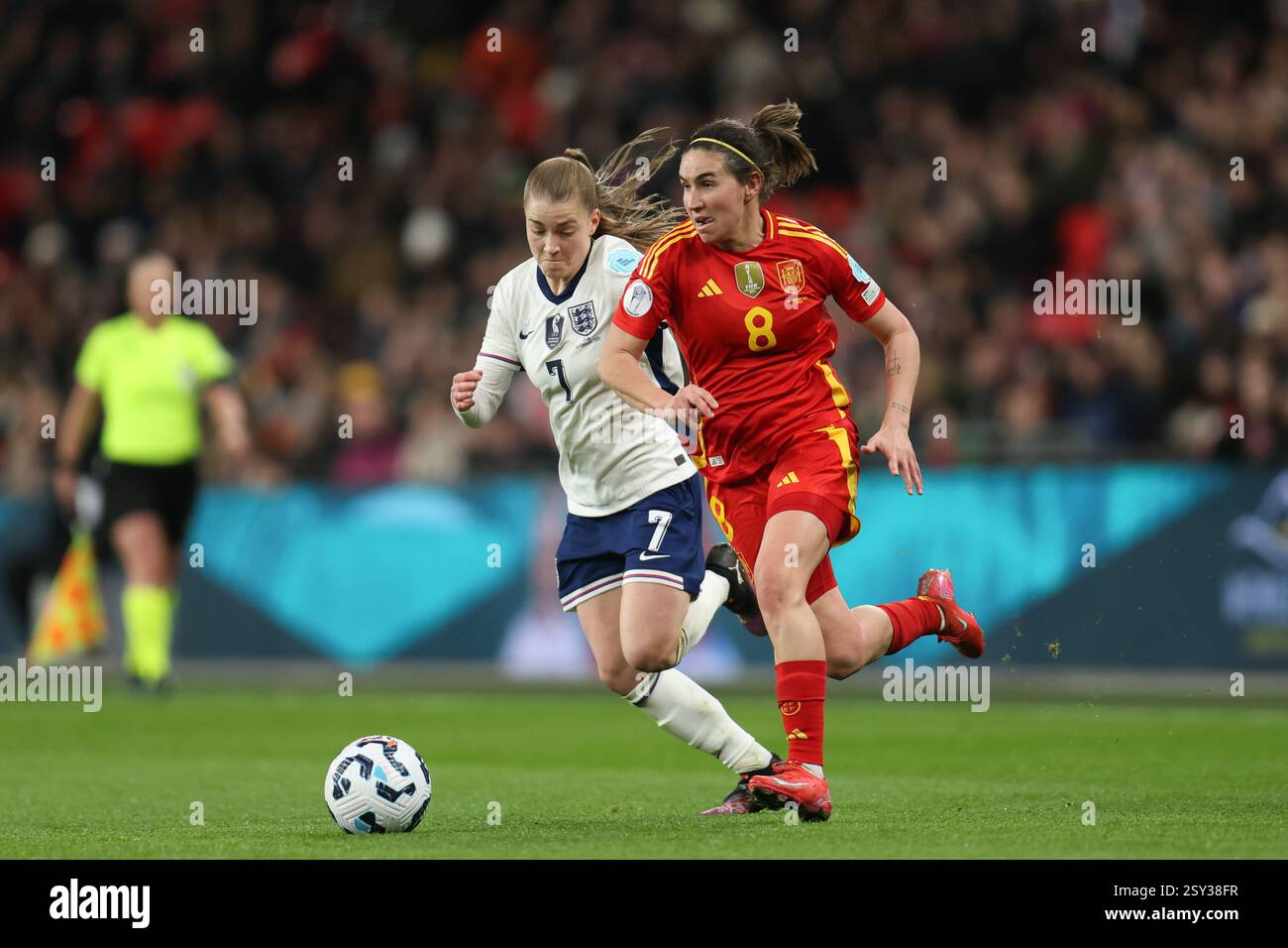 Londra, Regno Unito. 26 febbraio 2025. Londra Inghilterra, 26 febbraio 2025: La Spagna Mariona Caldentey riceve pressioni da Jessica Park in occasione della partita UEFA Women's Nations League tra Inghilterra e Spagna allo stadio Wembley di Londra (Alexander Canillas/SPP) credito: SPP Sport Press Photo. /Alamy Live News Foto Stock