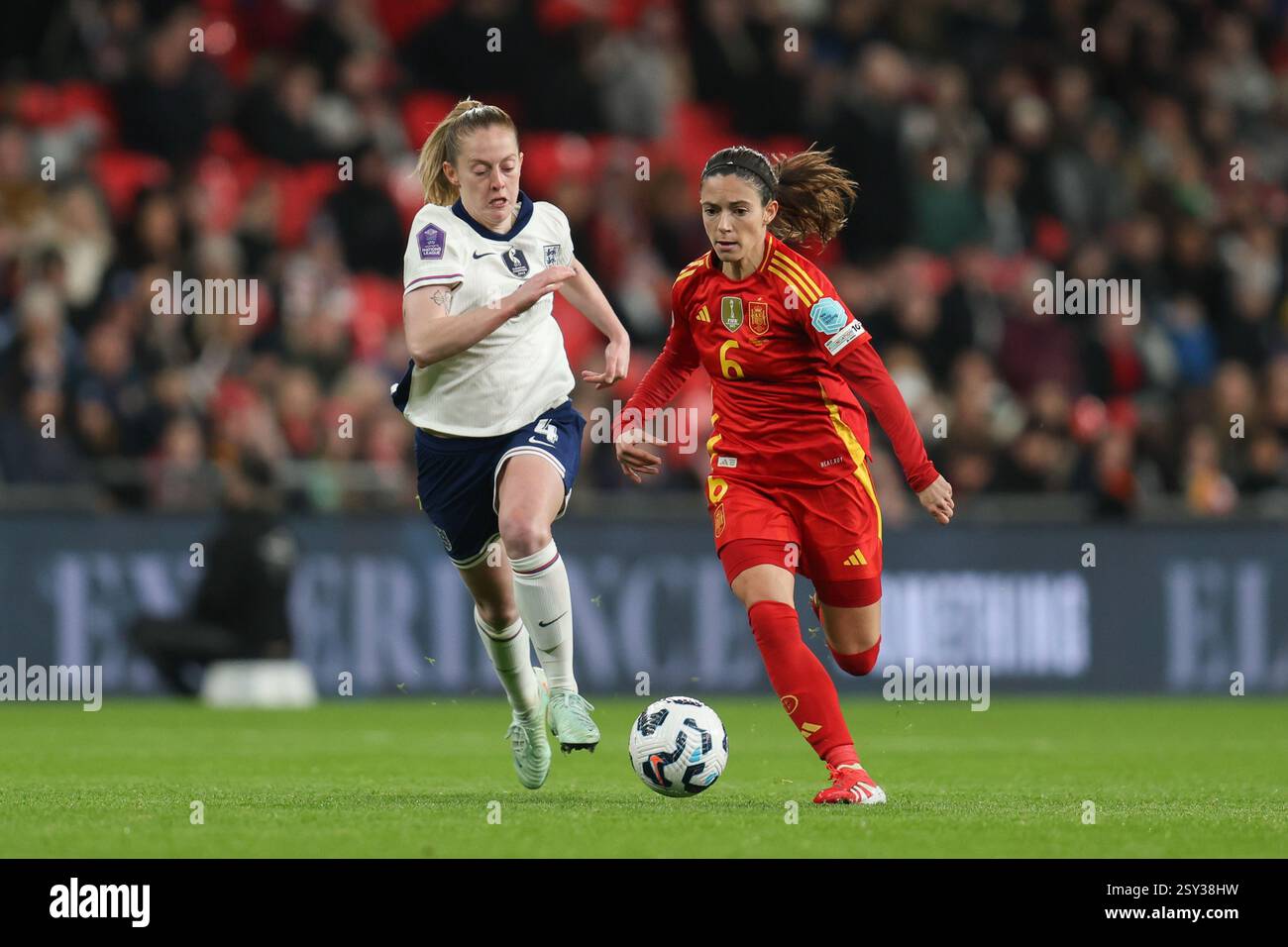 Londra, Regno Unito. 26 febbraio 2025. Londra Inghilterra, 26 febbraio 2025: La Spagna Aitana Bonmati riceve pressioni da Keira Walsh dell'Inghilterra durante la partita di UEFA Women's Nations League tra Inghilterra e Spagna allo stadio Wembley di Londra (Alexander Canillas/SPP) credito: SPP Sport Press Photo. /Alamy Live News Foto Stock