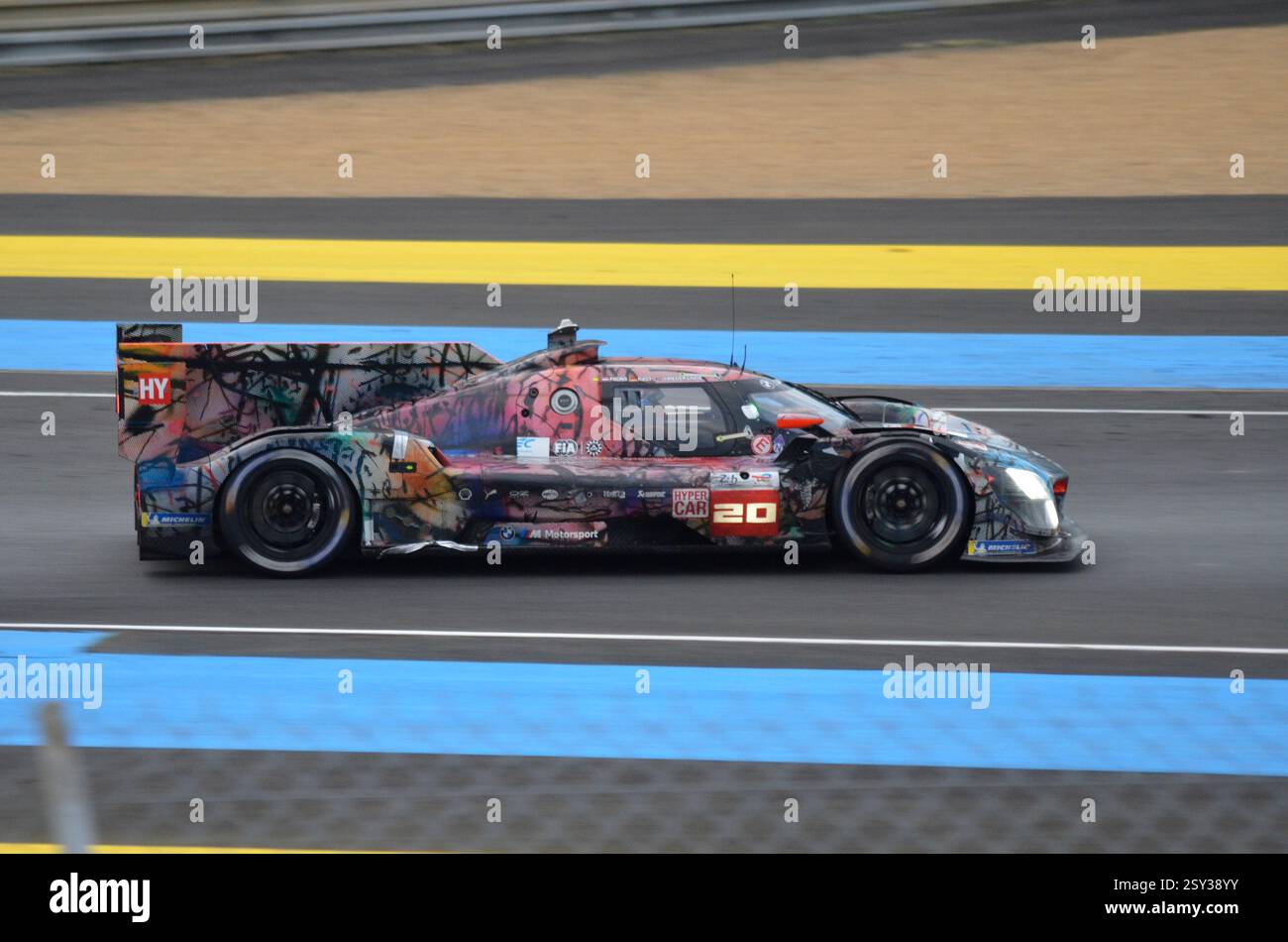 Il BMW M Team WRT ha partecipato alla BMW M Hybrid V8 LMDh Hypercar di Robin Frijns, Rene Rast e Sheldon van der Linde alla 24 ore di LeMans 2024 Foto Stock