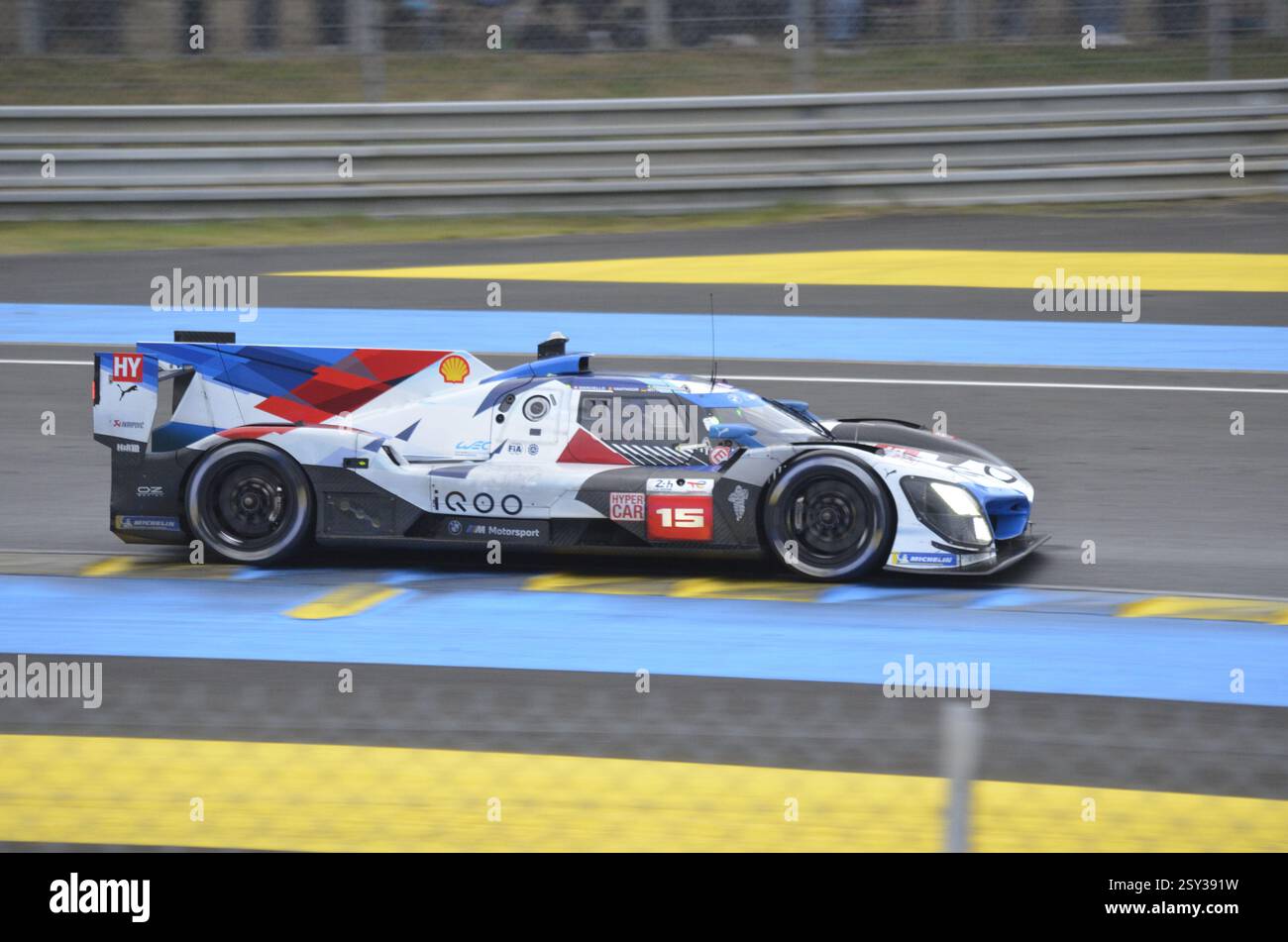 Il BMW M Team WRT è entrato nella BMW M Hybrid V8 LMDh Hypercar di Raffaele Marciello, Dries Vanthoor e Marco Wittmann a Tertre Rouge alla 24 ore di LeMans 2024 Foto Stock