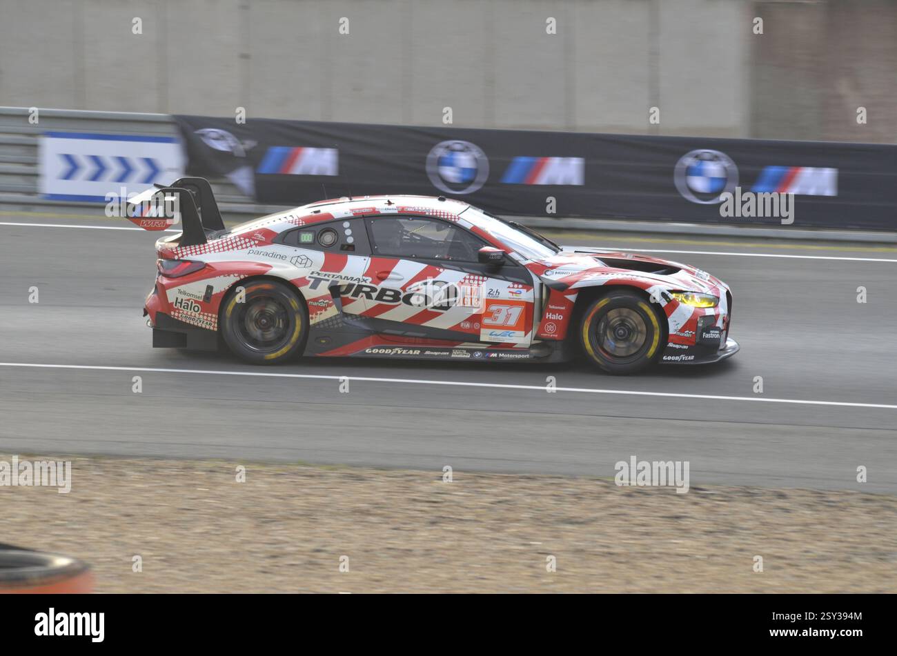 Il team WRT entrò nella BMW M4 GT3 di Augusto Farfus, Sean Gelael e Darren Leung uscendo dalla Esses alla 24 ore di le Mans del 2024 Foto Stock