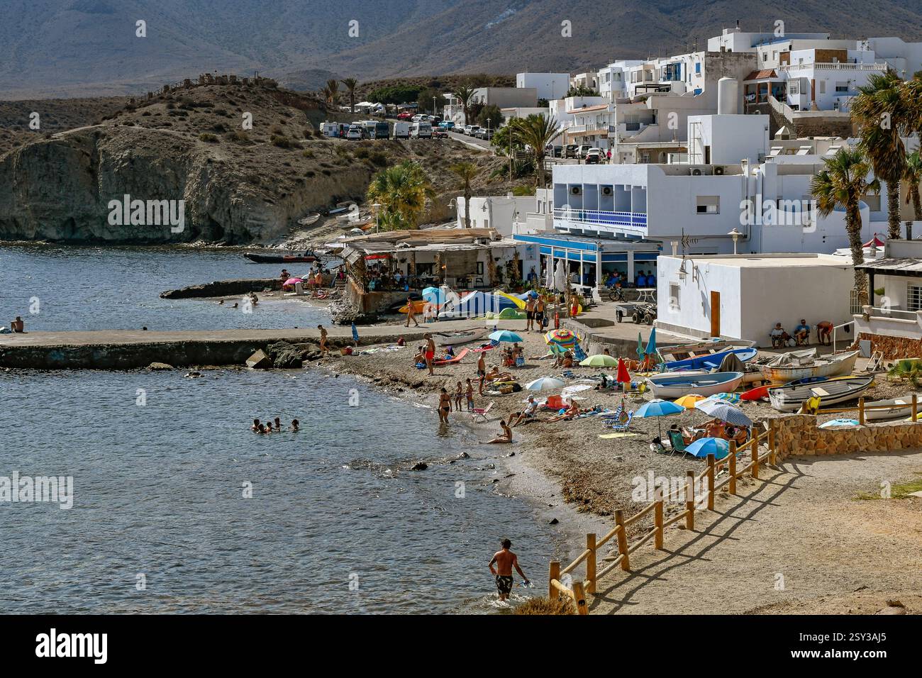 Serenità soleggiata: La bellezza idilliaca di la Isleta del Moro, Cabo de Gata, Spagna Foto Stock