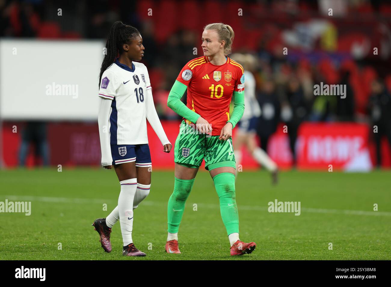 Londra, Regno Unito. 26 febbraio 2025. Londra Inghilterra, 26 febbraio 2025: Hannah Hampton of England e Jessica Naz of England durante la partita UEFA Women's Nations League tra Inghilterra e Spagna allo stadio Wembley di Londra (Alexander Canillas/SPP) crediti: SPP Sport Press Photo. /Alamy Live News Foto Stock