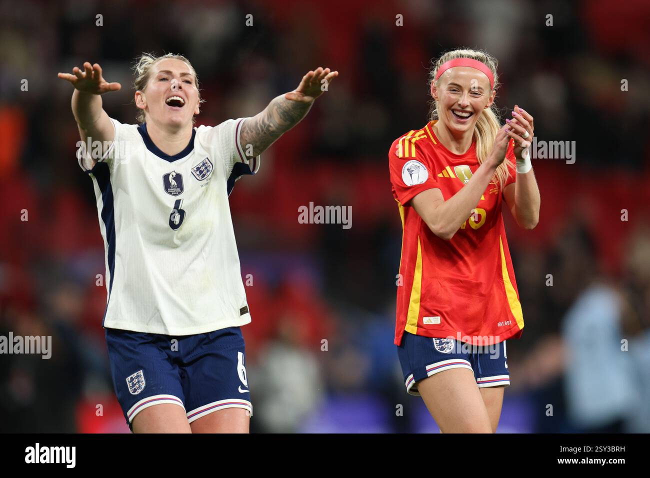 Londra, Regno Unito. 26 febbraio 2025. Londra Inghilterra, 26 febbraio 2025: Millie Bright dell'Inghilterra e Chloe Kelly dell'Inghilterra festeggiano con i tifosi durante la partita di UEFA Women's Nations League tra Inghilterra e Spagna allo stadio Wembley di Londra (Alexander Canillas/SPP) credito: SPP Sport Press Photo. /Alamy Live News Foto Stock
