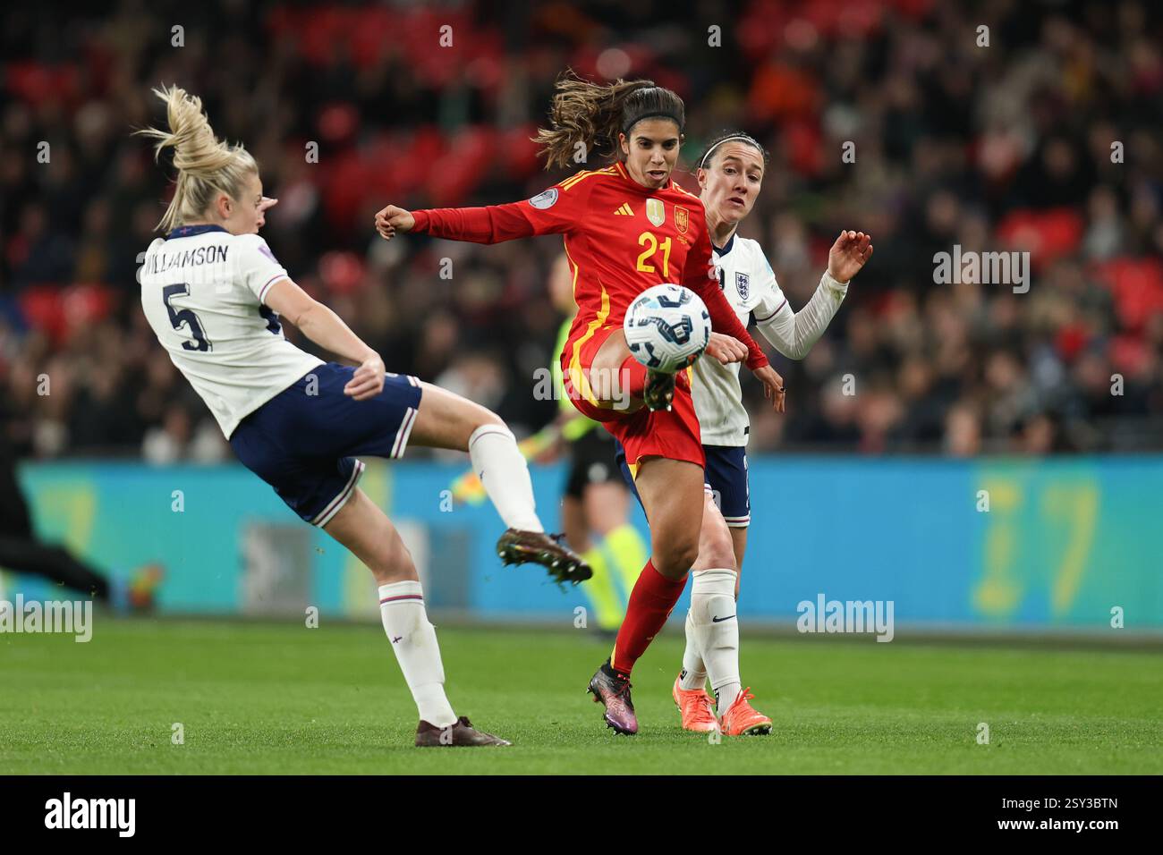 Londra, Regno Unito. 26 febbraio 2025. Londra Inghilterra, 26 febbraio 2025: Alba Redondo di Spagna e Leah Williamson d'Inghilterra combattono per il ballo durante la partita di UEFA Women's Nations League tra Inghilterra e Spagna allo stadio Wembley di Londra (Alexander Canillas/SPP) credito: SPP Sport Press Photo. /Alamy Live News Foto Stock