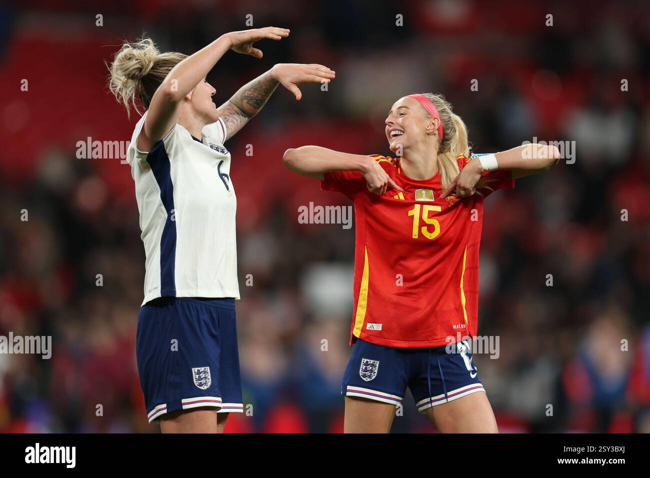Londra, Regno Unito. 26 febbraio 2025. Londra Inghilterra, 26 febbraio 2025: Millie Bright dell'Inghilterra e Chloe Kelly dell'Inghilterra festeggiano con i tifosi durante la partita di UEFA Women's Nations League tra Inghilterra e Spagna allo stadio Wembley di Londra (Alexander Canillas/SPP) credito: SPP Sport Press Photo. /Alamy Live News Foto Stock