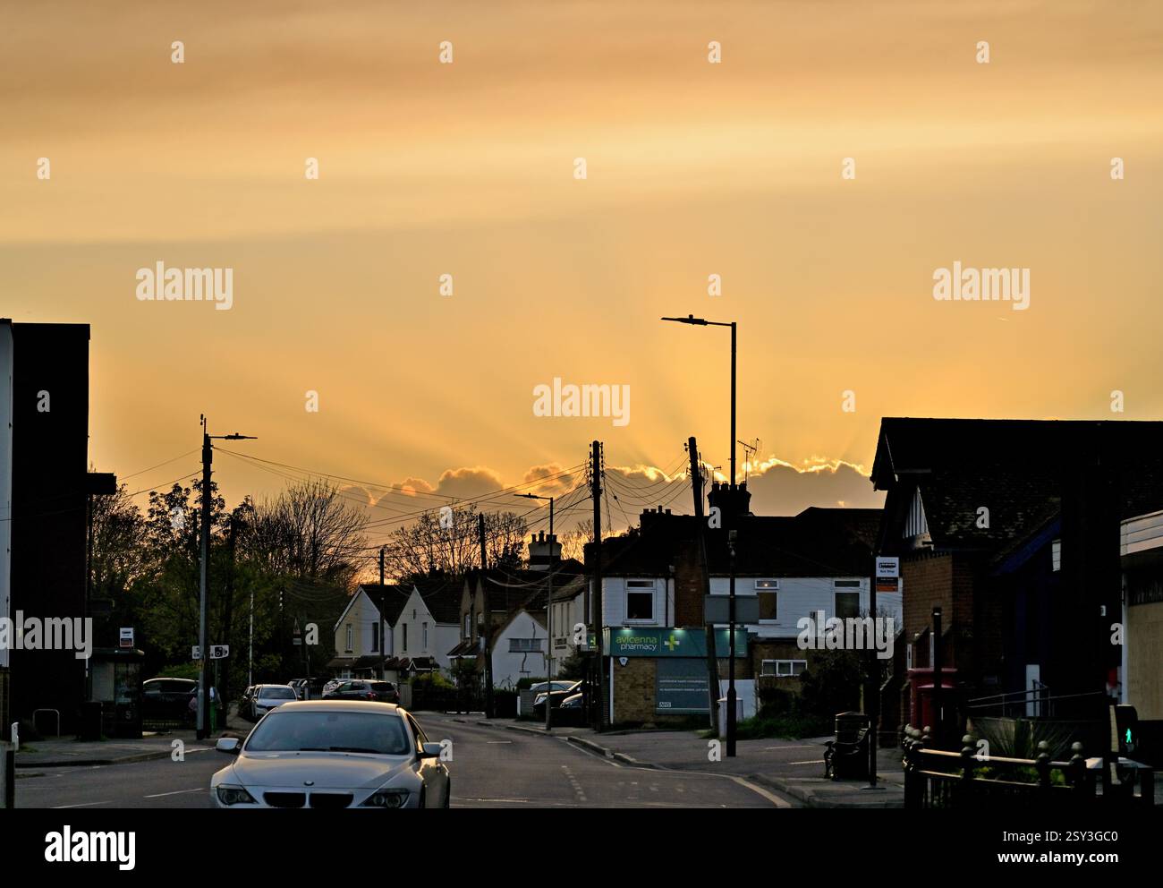 Guardando verso ovest lungo London Road dall'estremità sud di High Street al tramonto, Wickford, Essex, Inghilterra. REGNO UNITO Foto Stock