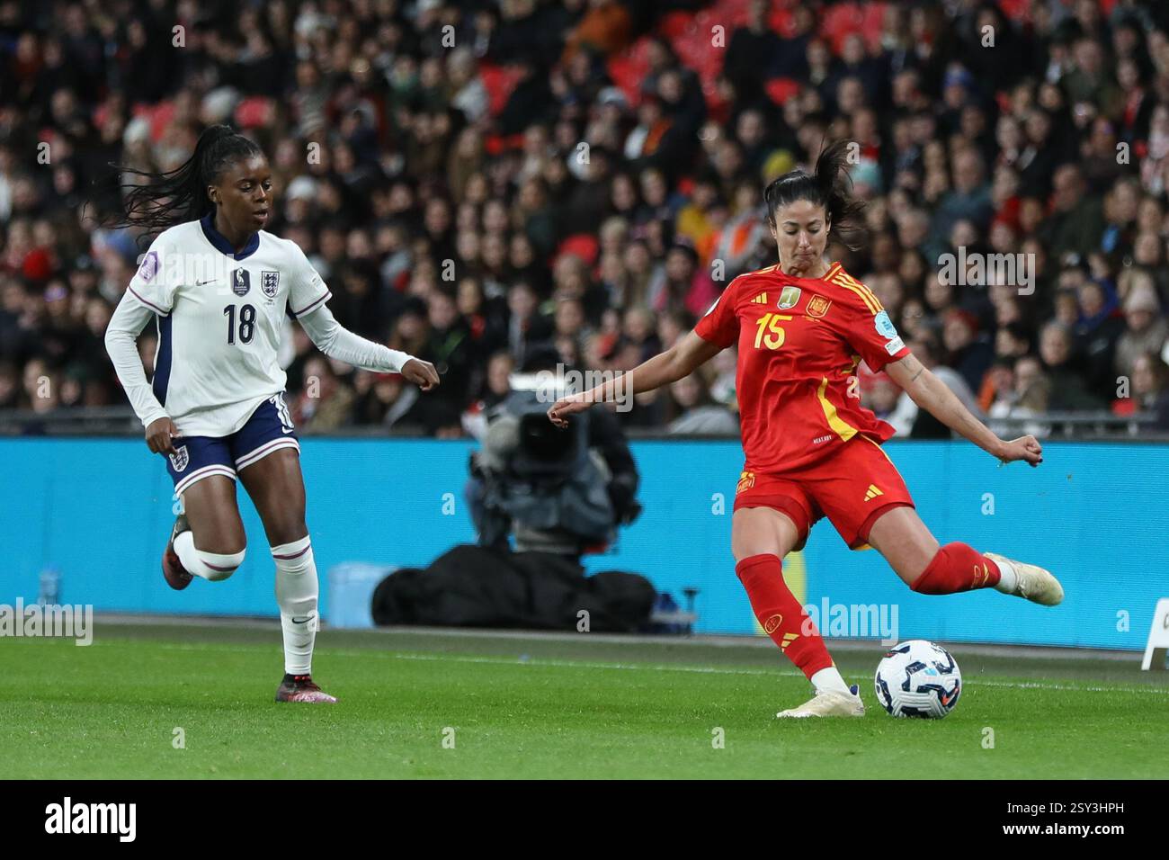 Londra, Regno Unito. 26 febbraio 2025. Londra Inghilterra, 26 febbraio 2025: La spagnola Leila Ouhabi attraversa la palla mentre riceve pressione dall'inglese Jessica Naz durante la partita di UEFA Women's Nations League tra Inghilterra e Spagna allo stadio Wembley di Londra (Alexander Canillas/SPP) credito: SPP Sport Press Photo. /Alamy Live News Foto Stock